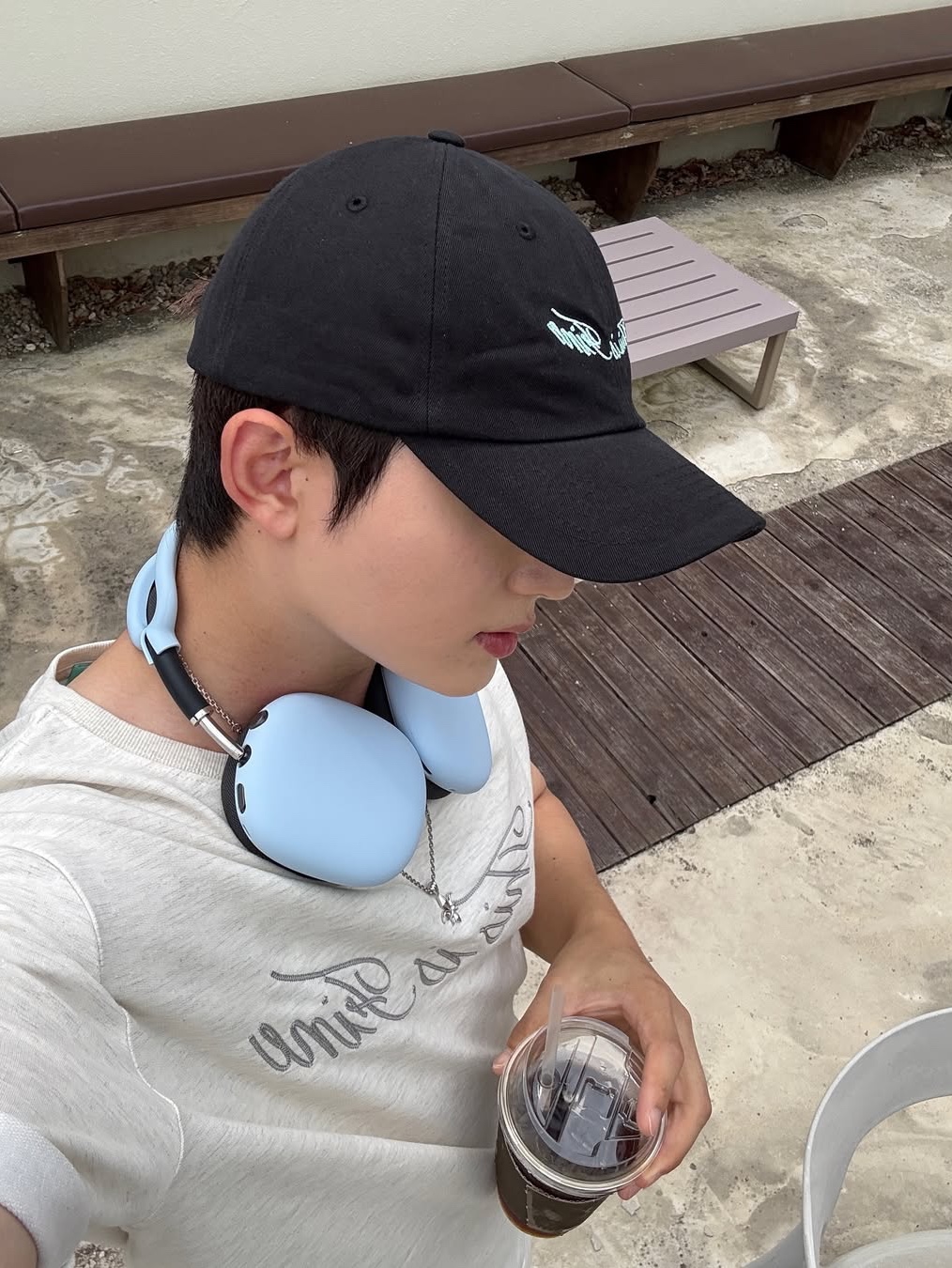 THIS IS FINE Oversized Signature Tee Oat, THIS IS FINE Signature Ball Cap Black 착용 스타일 - 6