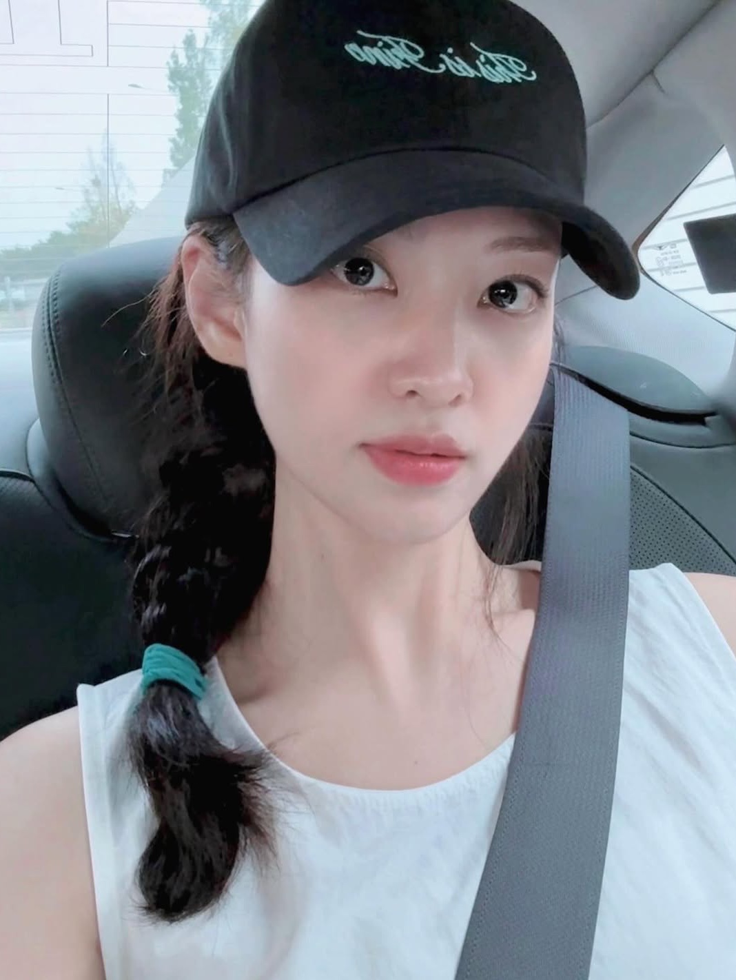 THIS IS FINE Cropped Signature Tee Cream, THIS IS FINE Signature Ball Cap Black 착용 스타일 - 2