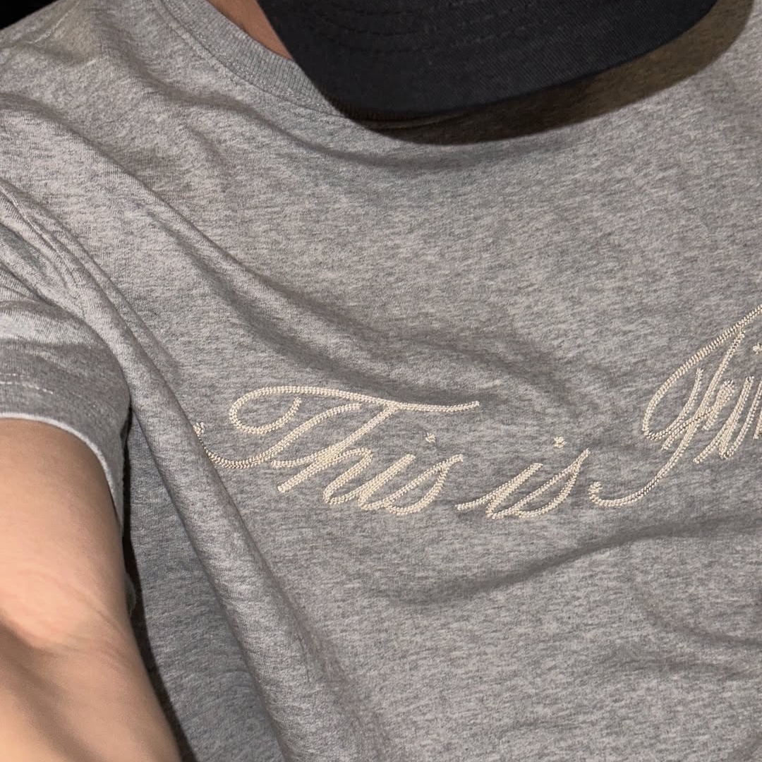 THIS IS FINE Oversized Signature Tee Sportif Gray, THIS IS FINE Signature Ball Cap Black 착용 스타일 - 5