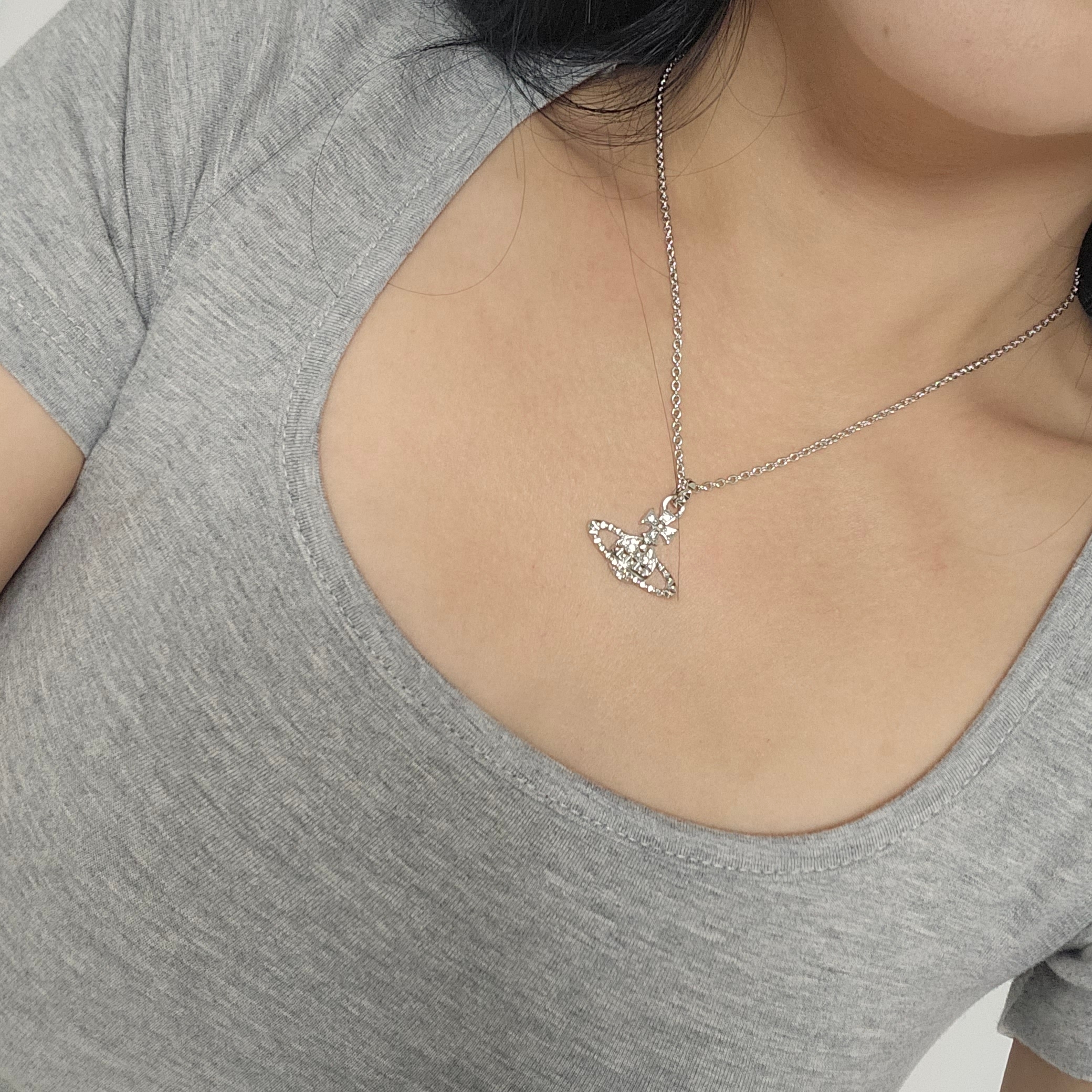 Vivienne Westwood Mayfair Bas Relief Pendant Silver 착용 스타일 - 1