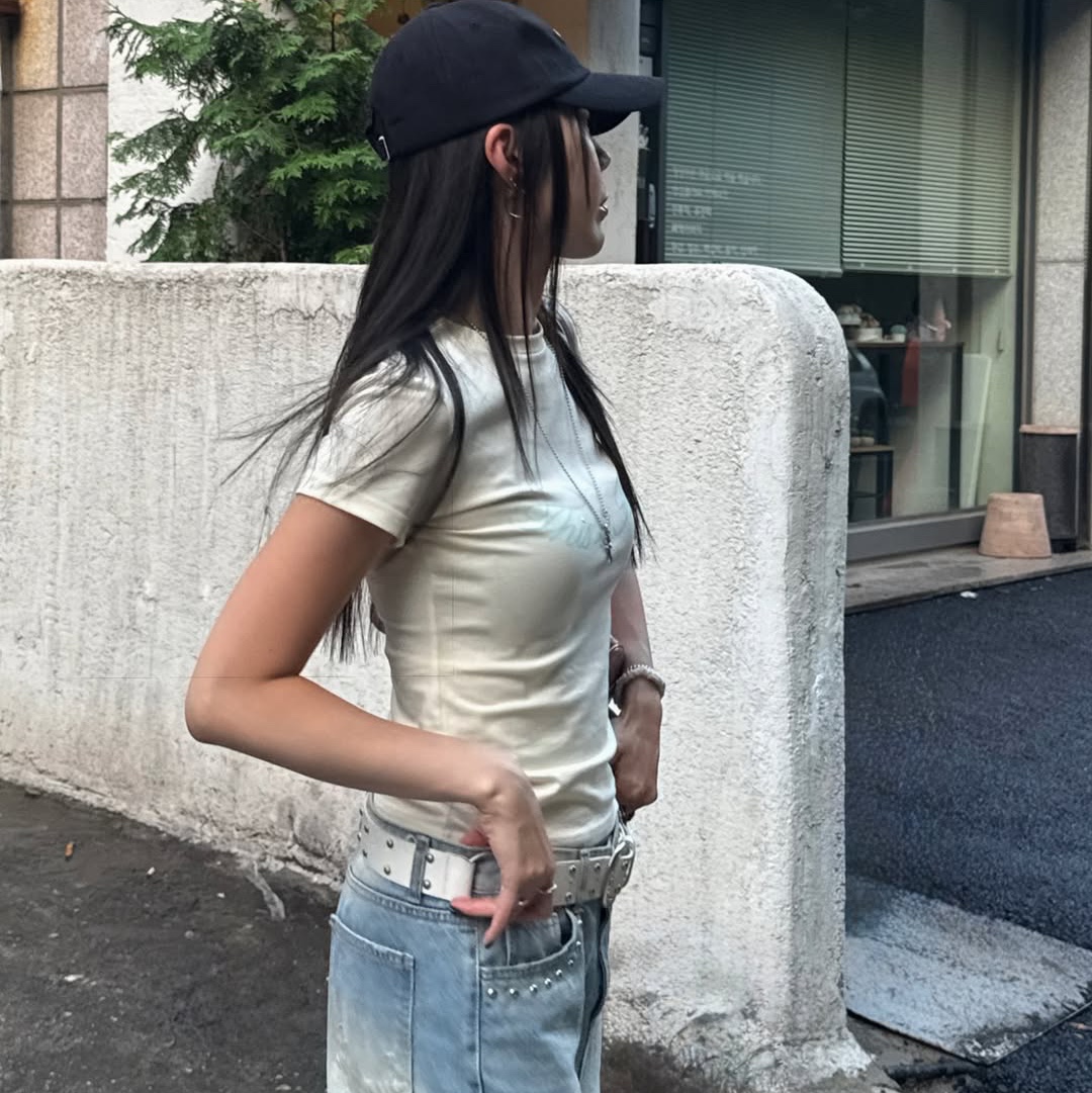 THIS IS FINE Cropped Signature Tee Cream, THIS IS FINE Signature Ball Cap Black 착용 스타일 - 4