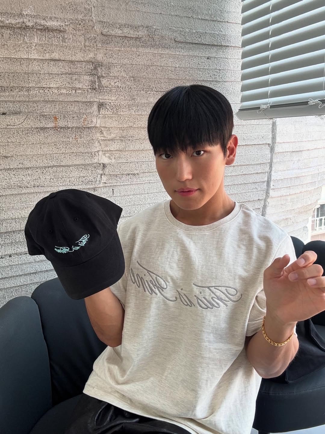 THIS IS FINE Oversized Signature Tee Oat, THIS IS FINE Signature Ball Cap Black 착용 스타일 - 2