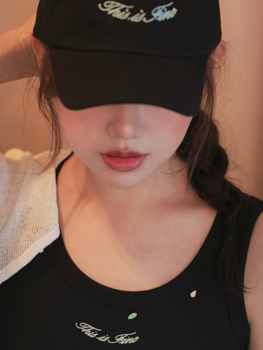 THIS IS FINE Cropped Signature Tee Cream, THIS IS FINE Signature Ball Cap Black 착용 스타일 - 3