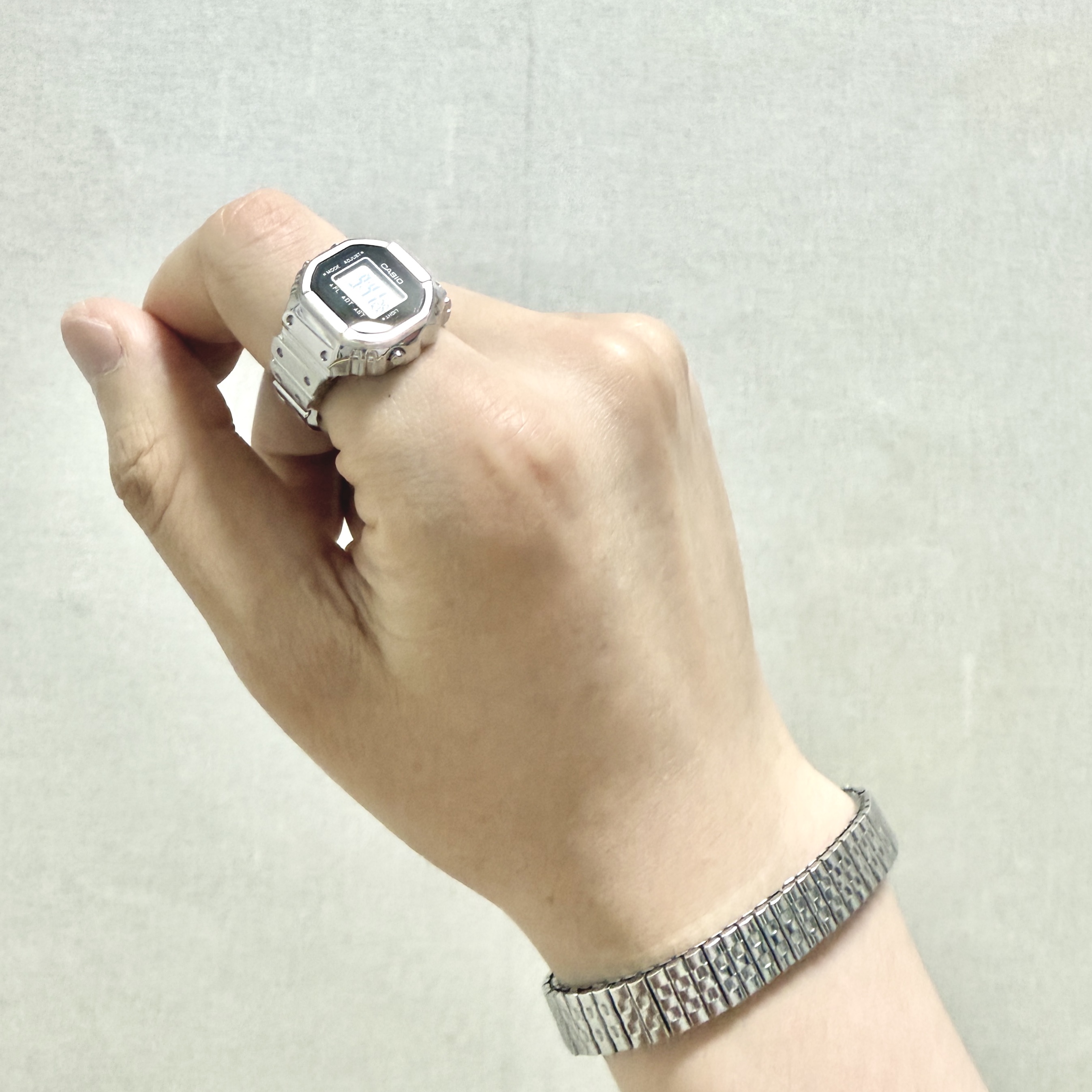 Casio 50th Anniversary Ring Watch CRW-001-1 착용 스타일 - 1