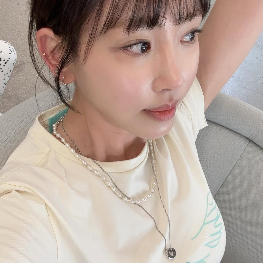 THIS IS FINE Cropped Signature Tee Cream 착용 스타일 - 2
