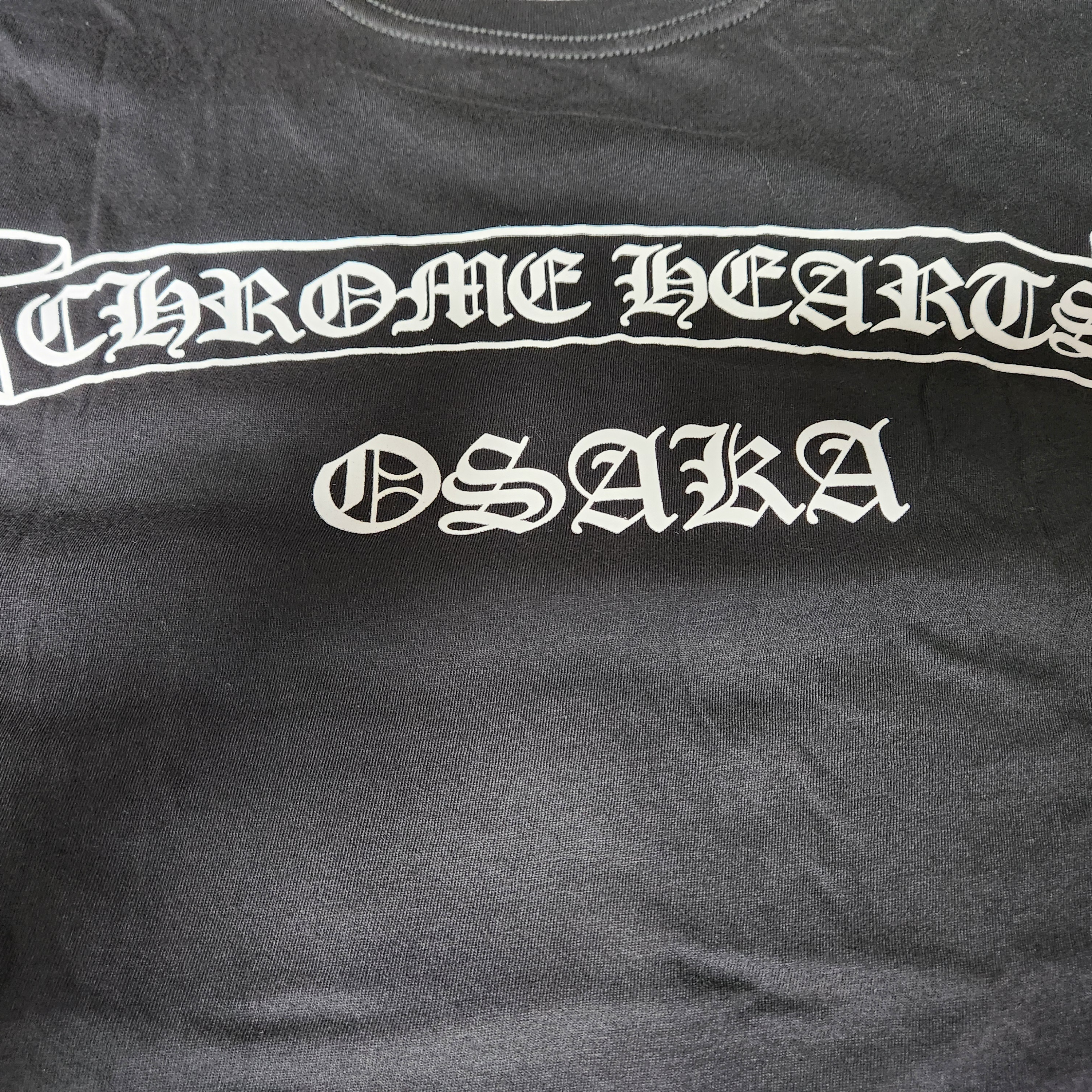 Chrome Hearts Scroll Logo T-Shirt Black - Osaka Exclusive 착용 스타일