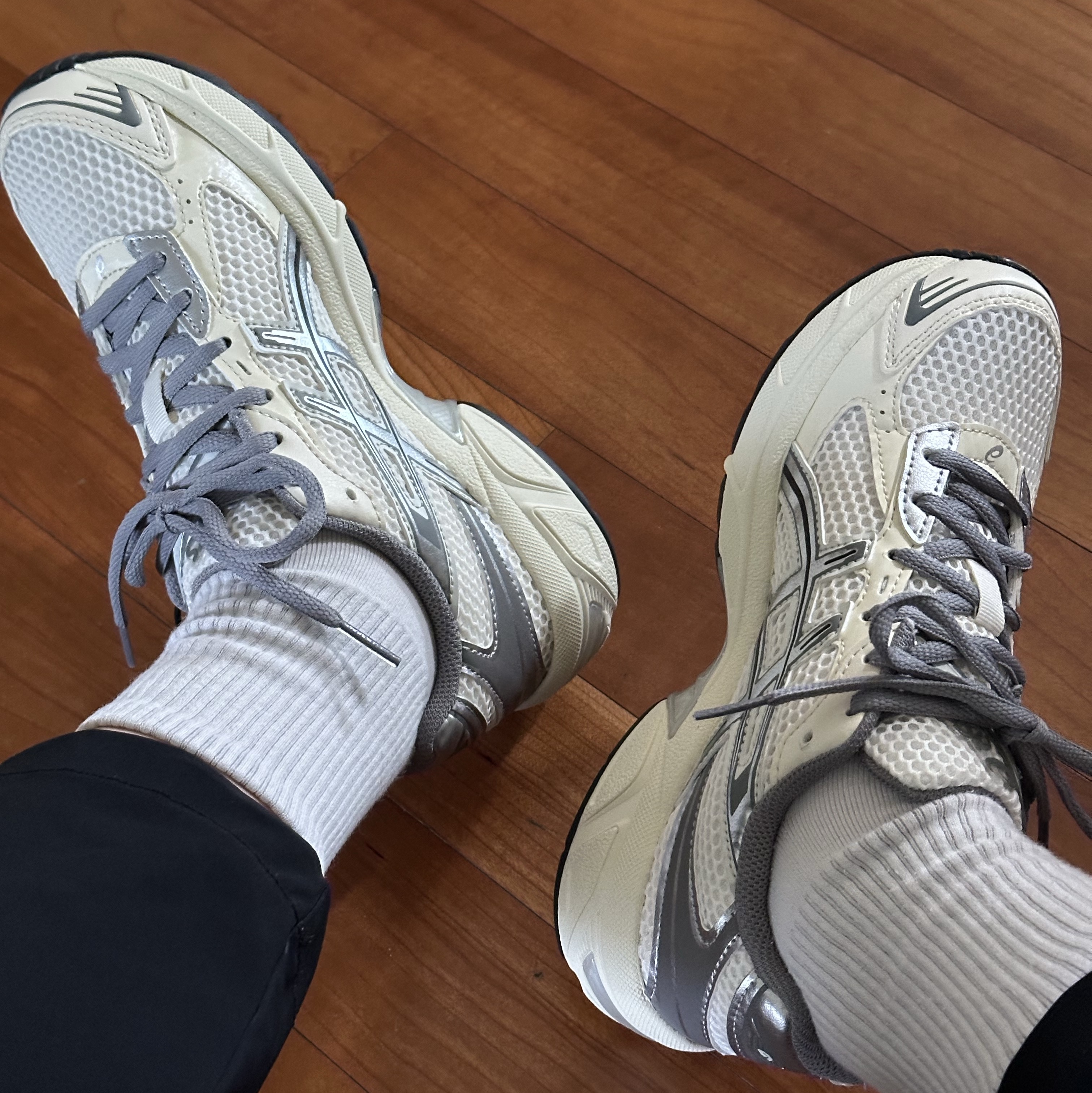 (W) Asics Gel-1130 Cream Clay Grey 착용 스타일 - 1