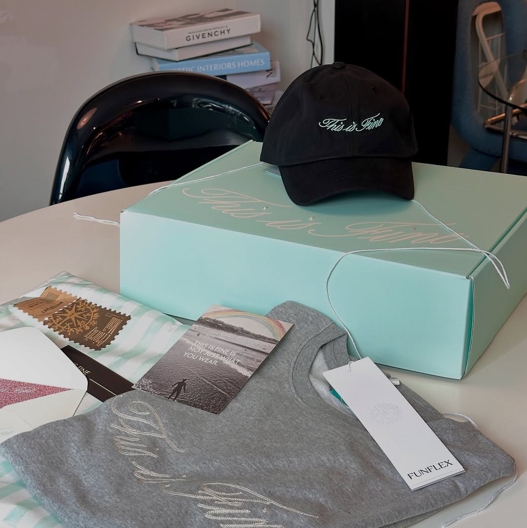 THIS IS FINE Oversized Signature Tee Sportif Gray, THIS IS FINE Signature Ball Cap Black 착용 스타일 - 5