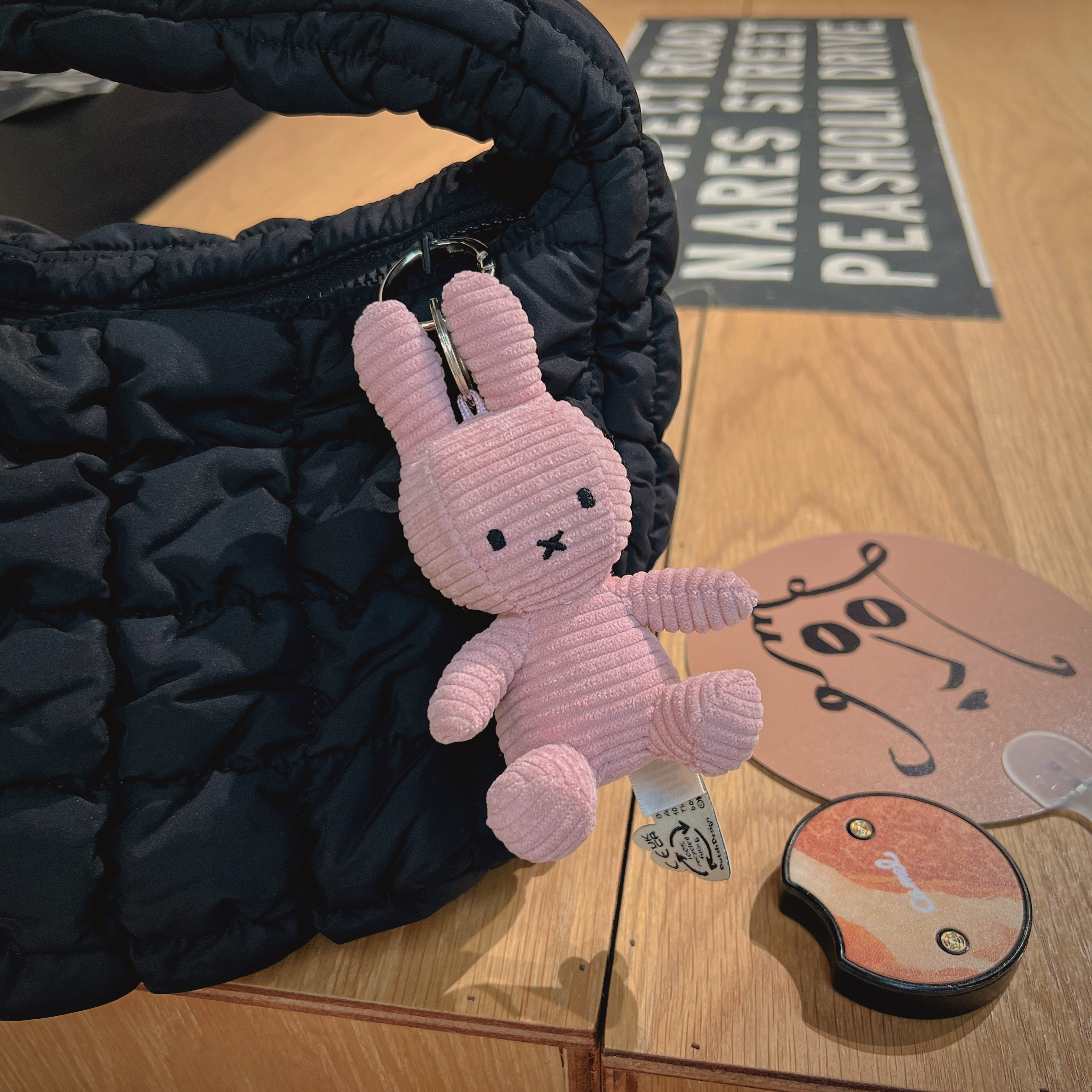 COS Quilted Mini Bag Black, Miffy x Bon Ton Toys Keychain Corduroy Light Pink 착용 스타일