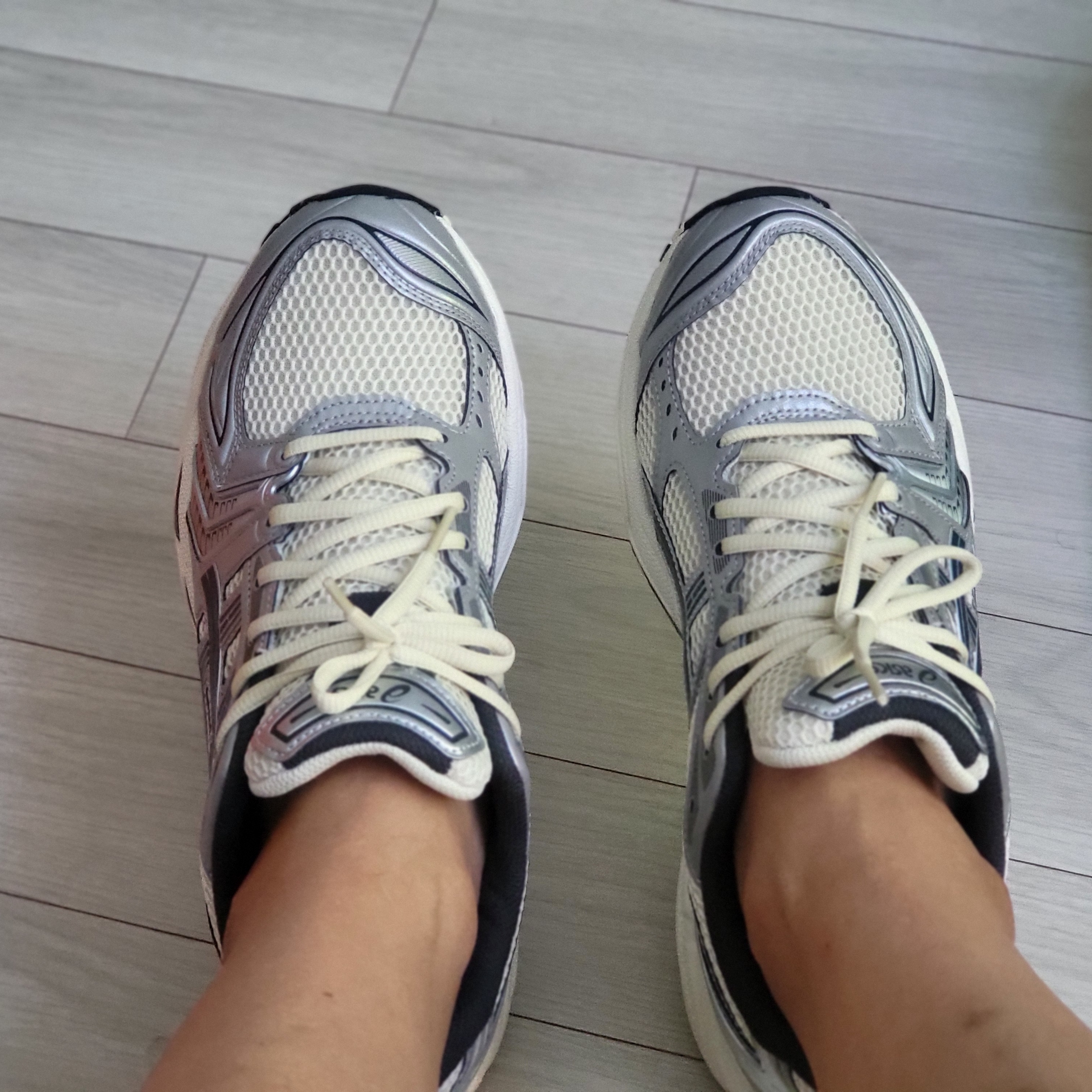 Asics Gel-Kayano 14 Oyster White Steeple Grey 착용 스타일 - 3