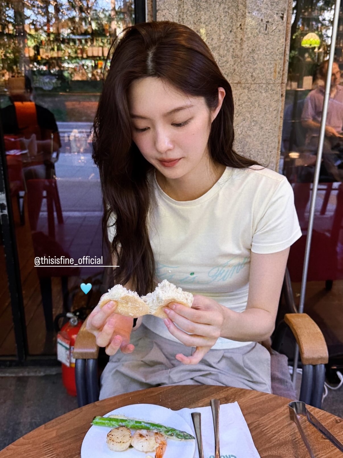 THIS IS FINE Cropped Signature Tee Cream 착용 스타일