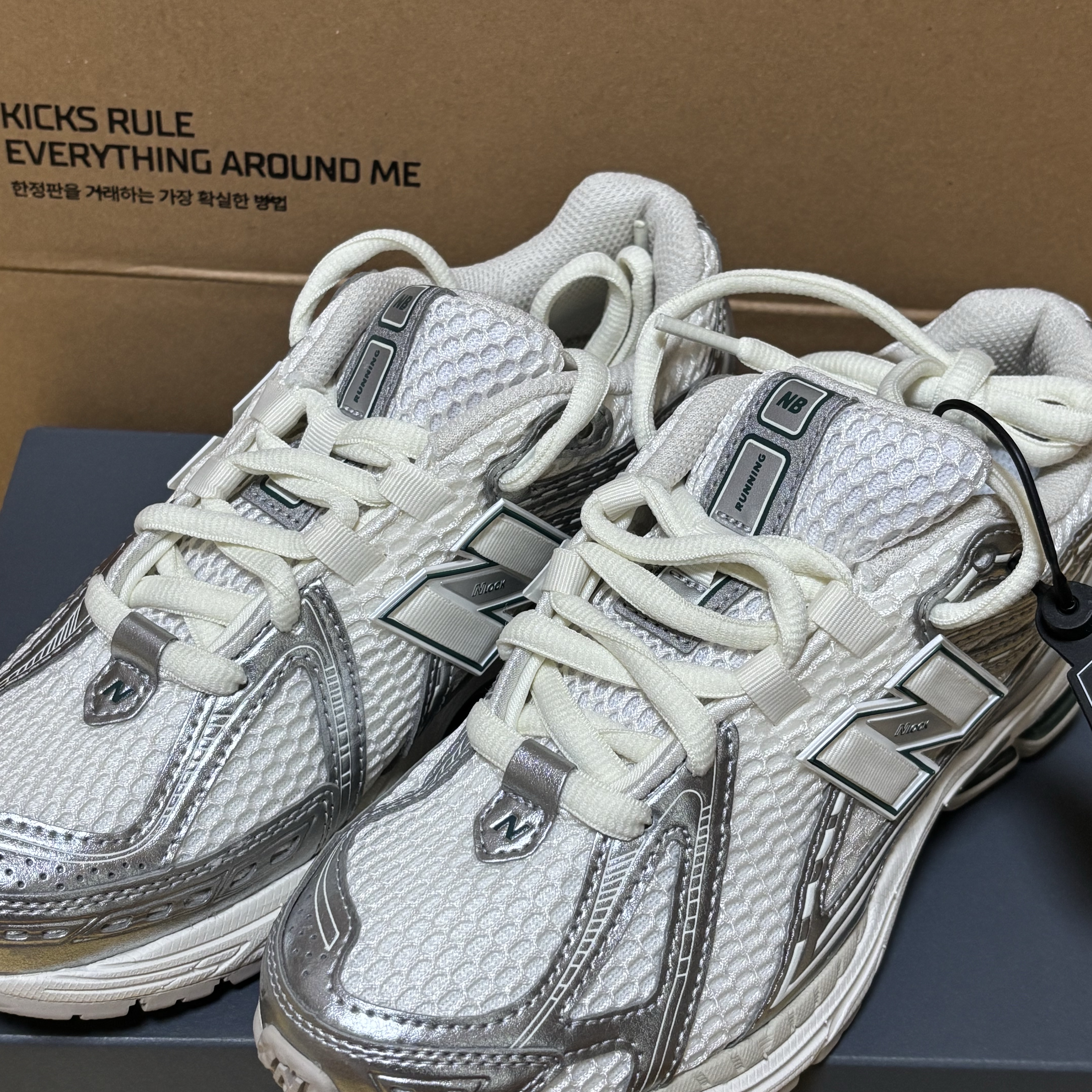 New Balance 1906R Silver Metallic Sea Salt 착용 스타일