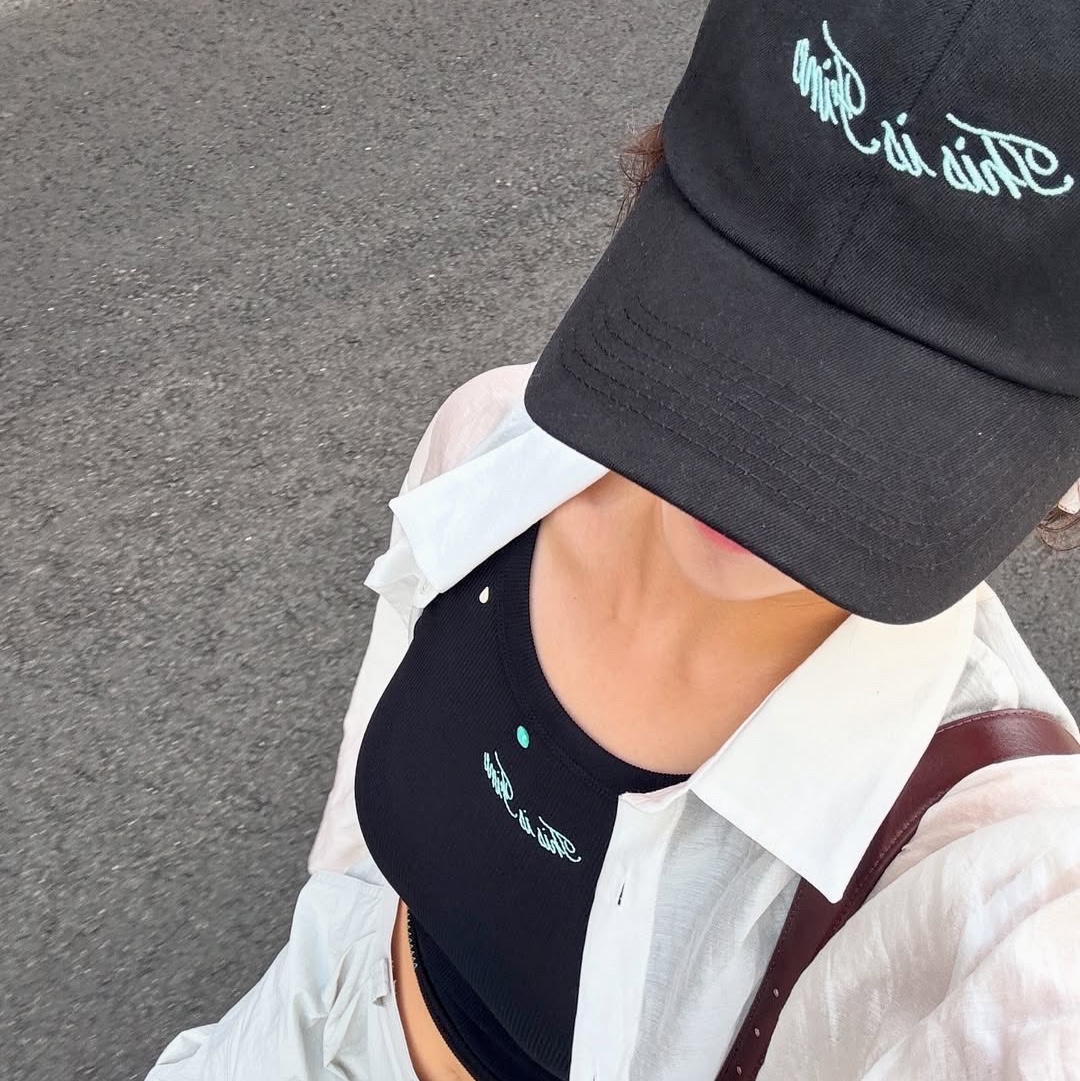 THIS IS FINE Ribbed Sleeveless Top Black, THIS IS FINE Signature Ball Cap Black 착용 스타일 - 1