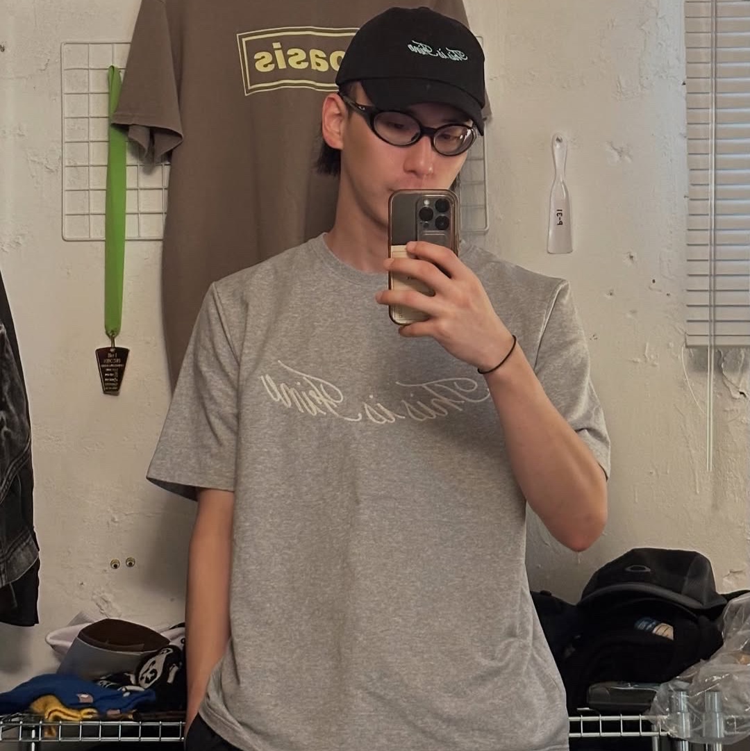 THIS IS FINE Oversized Signature Tee Sportif Gray, THIS IS FINE Signature Ball Cap Black 착용 스타일 - 3