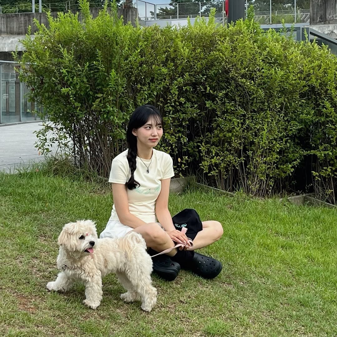THIS IS FINE Cropped Signature Tee Cream, THIS IS FINE Signature Ball Cap Black 착용 스타일 - 1