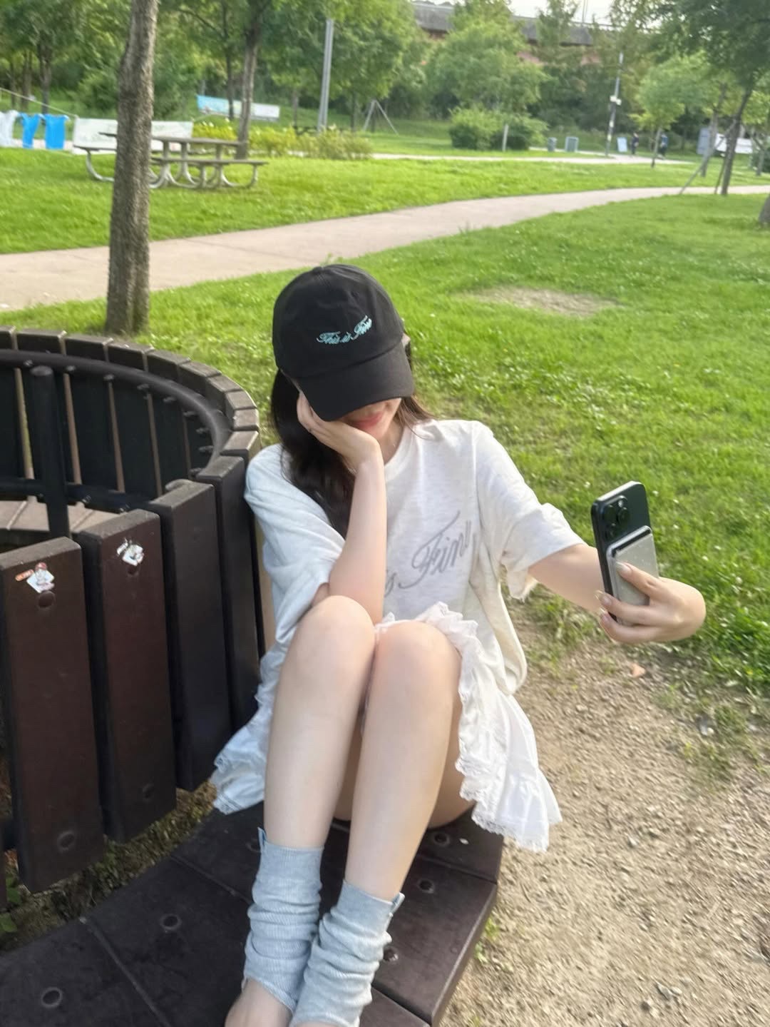 THIS IS FINE Oversized Signature Tee Oat, THIS IS FINE Signature Ball Cap Black 착용 스타일 - 3
