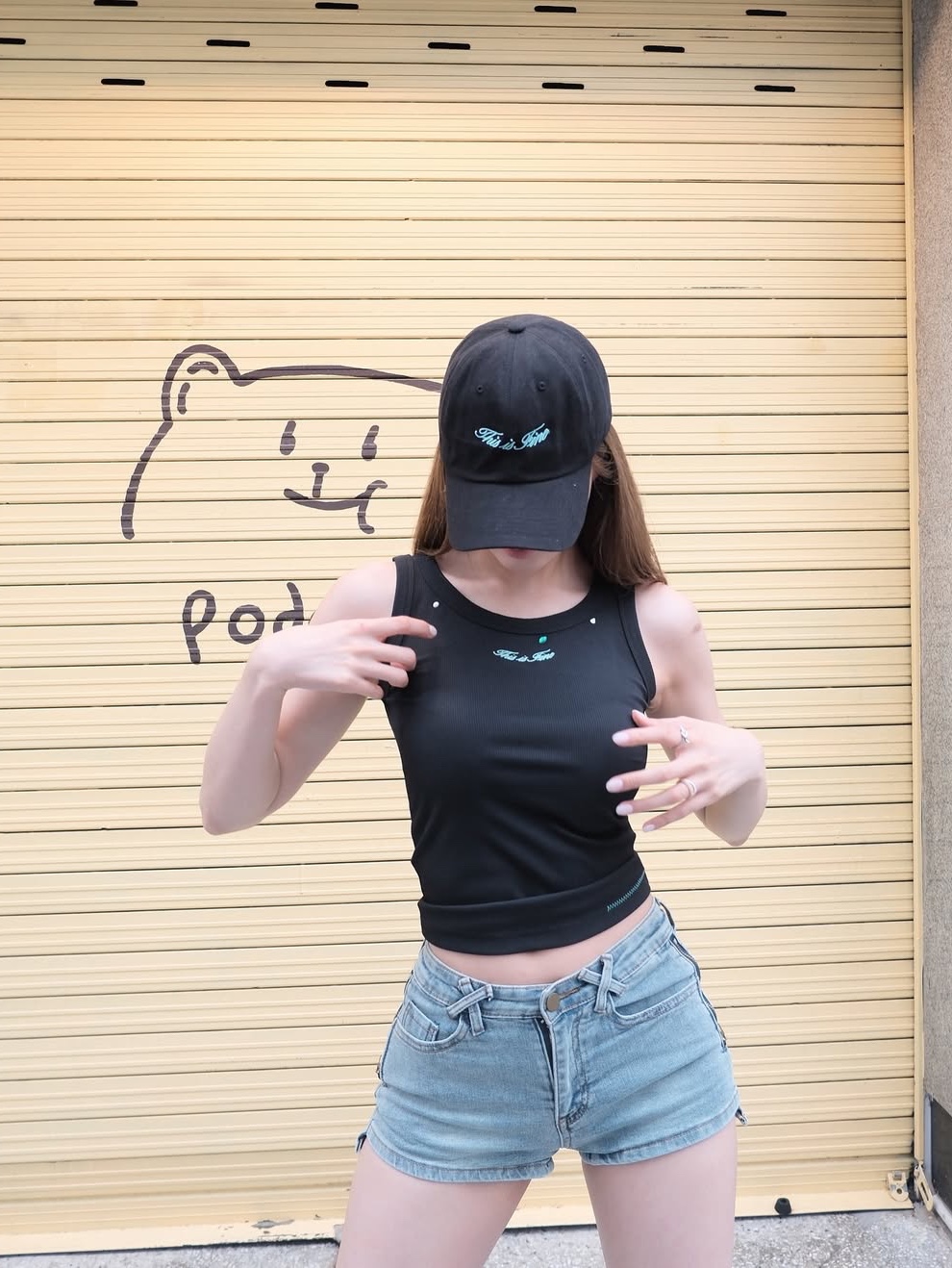 THIS IS FINE Ribbed Sleeveless Top Black, THIS IS FINE Signature Ball Cap Black 착용 스타일 - 3