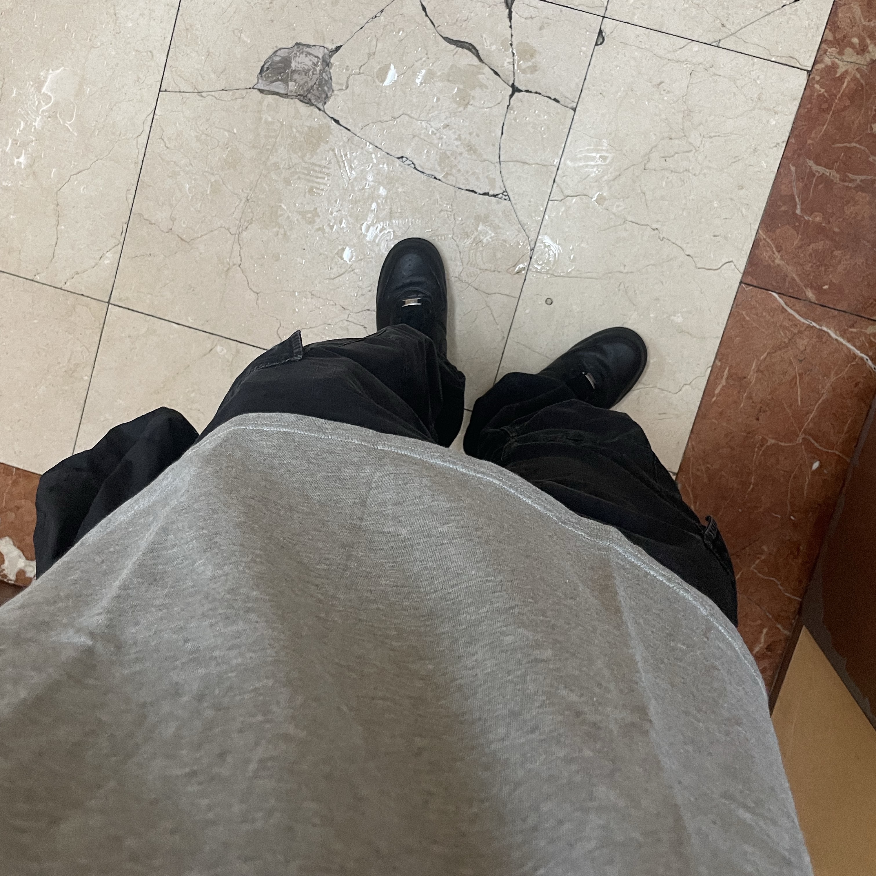 Nike x Drake Nocta Max 90 T-Shirt Dark Heather Grey (FN7663-063), Nike x Supreme Air Force 1 Low Black 착용 스타일 - 1