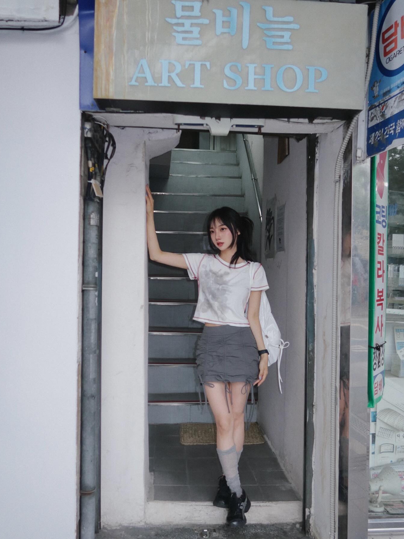 Don't Ask My Plan Leaf Stitch Crop Top, Don't Ask My Plan Glossy String Back Pack-White 착용 스타일 - 2