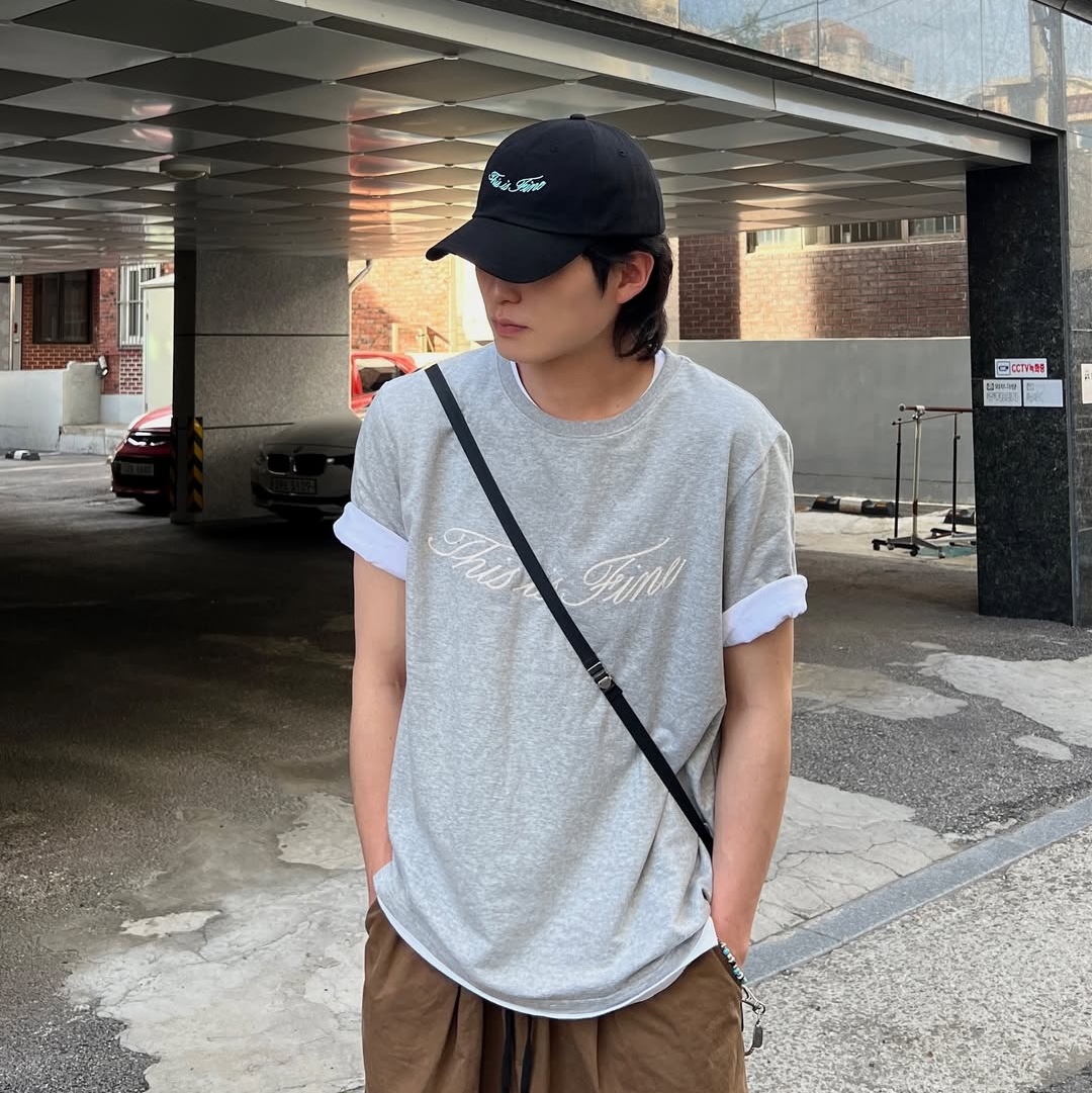THIS IS FINE Oversized Signature Tee Sportif Gray, THIS IS FINE Signature Ball Cap Black 착용 스타일 - 1