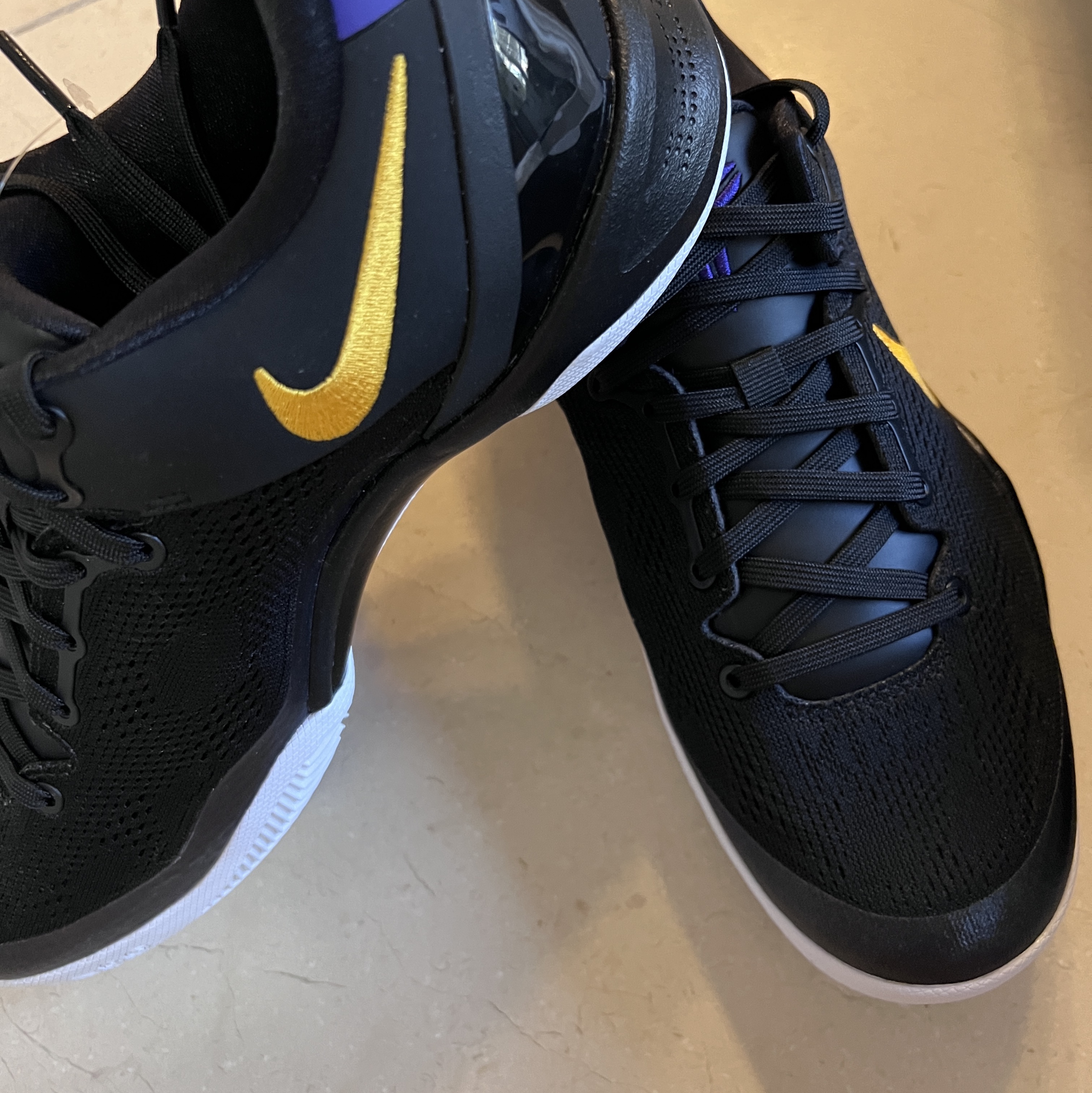 Nike Kobe 8 Protro Black and University Gold 착용 스타일