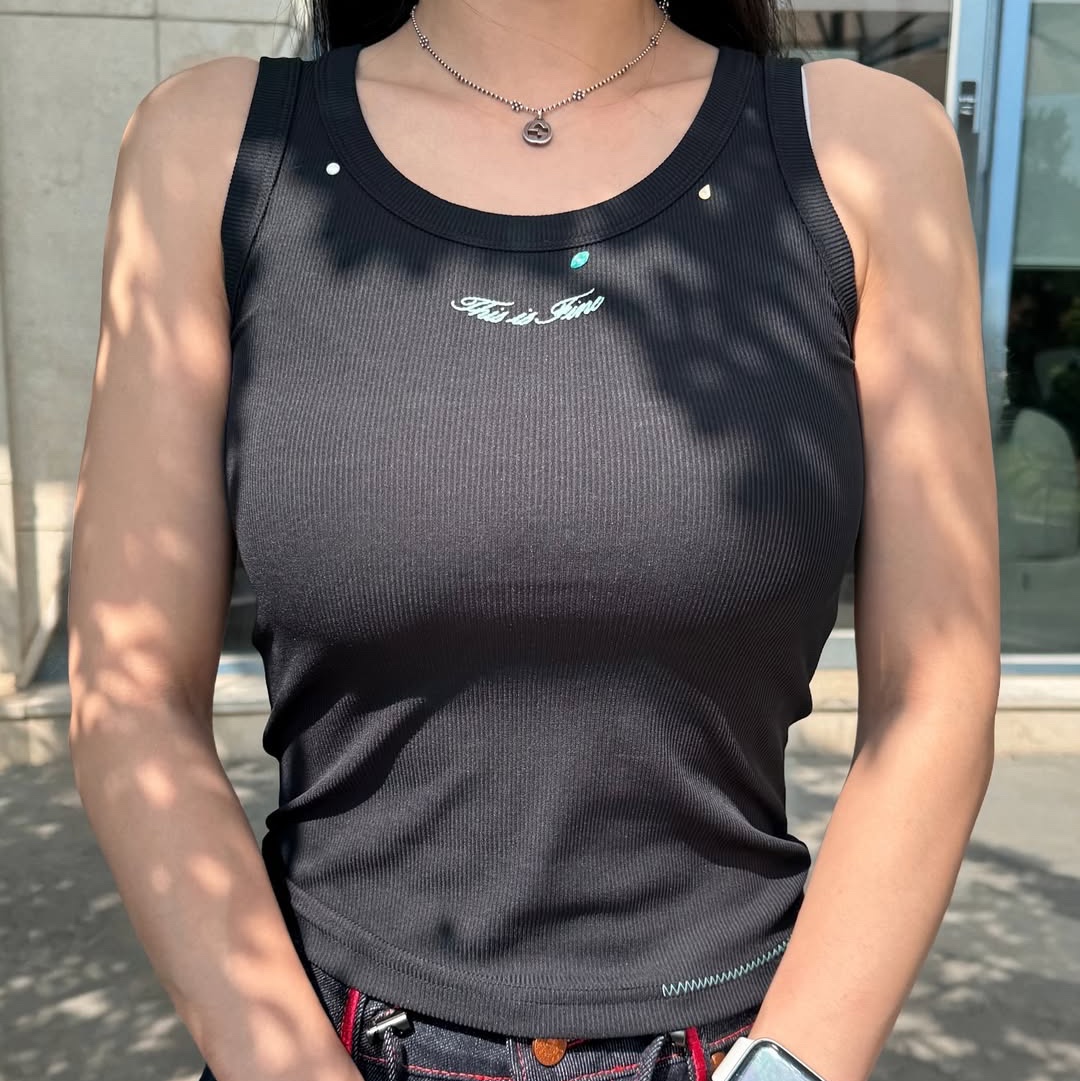 THIS IS FINE Ribbed Sleeveless Top Black, THIS IS FINE Signature Ball Cap Black 착용 스타일 - 8