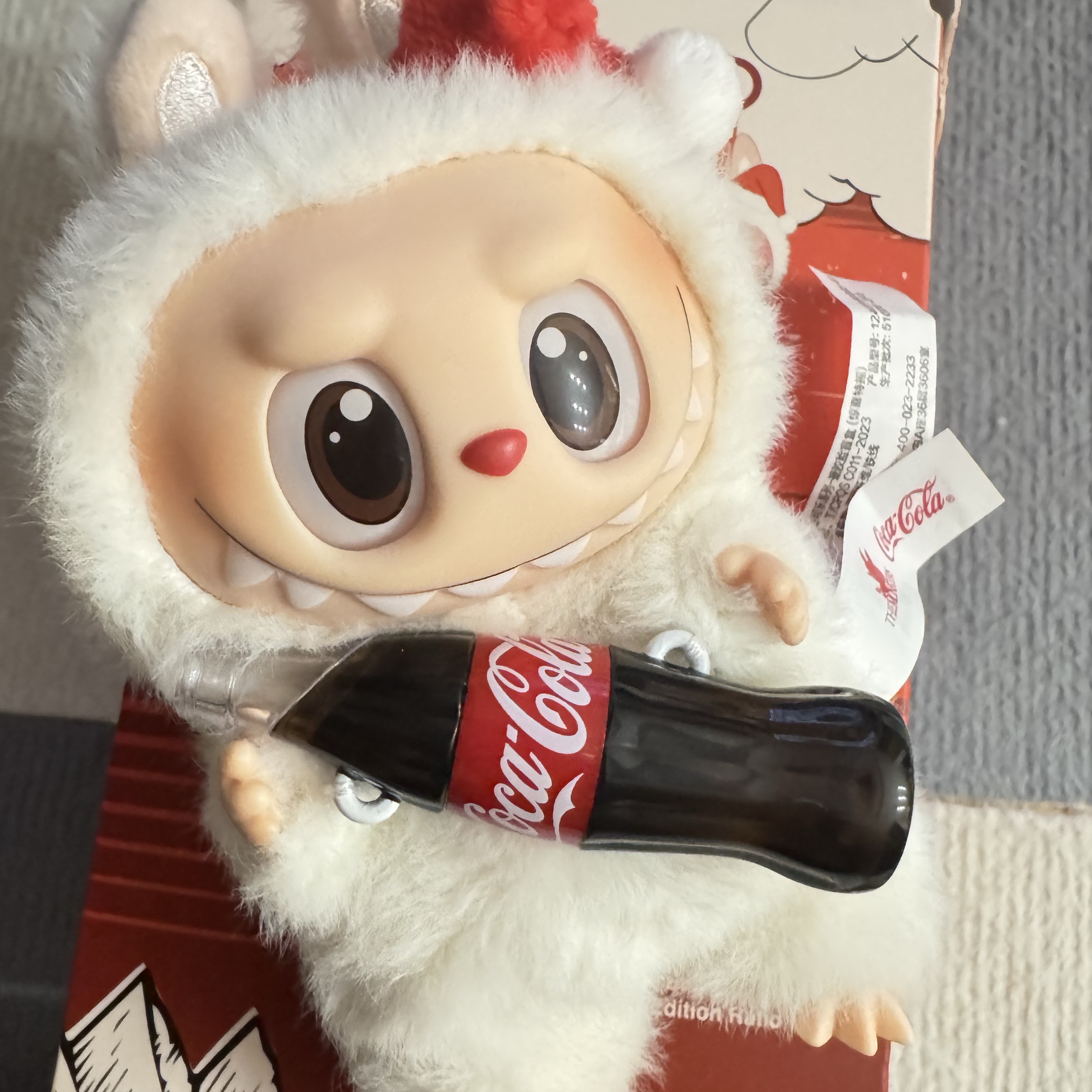 Pop Mart Labubu Coca Cola Series Surprise Shake Keyring (Opened Case) 착용 스타일