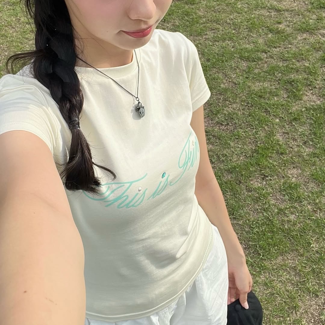 THIS IS FINE Cropped Signature Tee Cream, THIS IS FINE Signature Ball Cap Black 착용 스타일 - 6