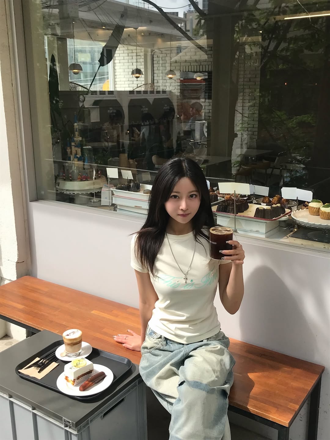 THIS IS FINE Cropped Signature Tee Cream 착용 스타일 - 3