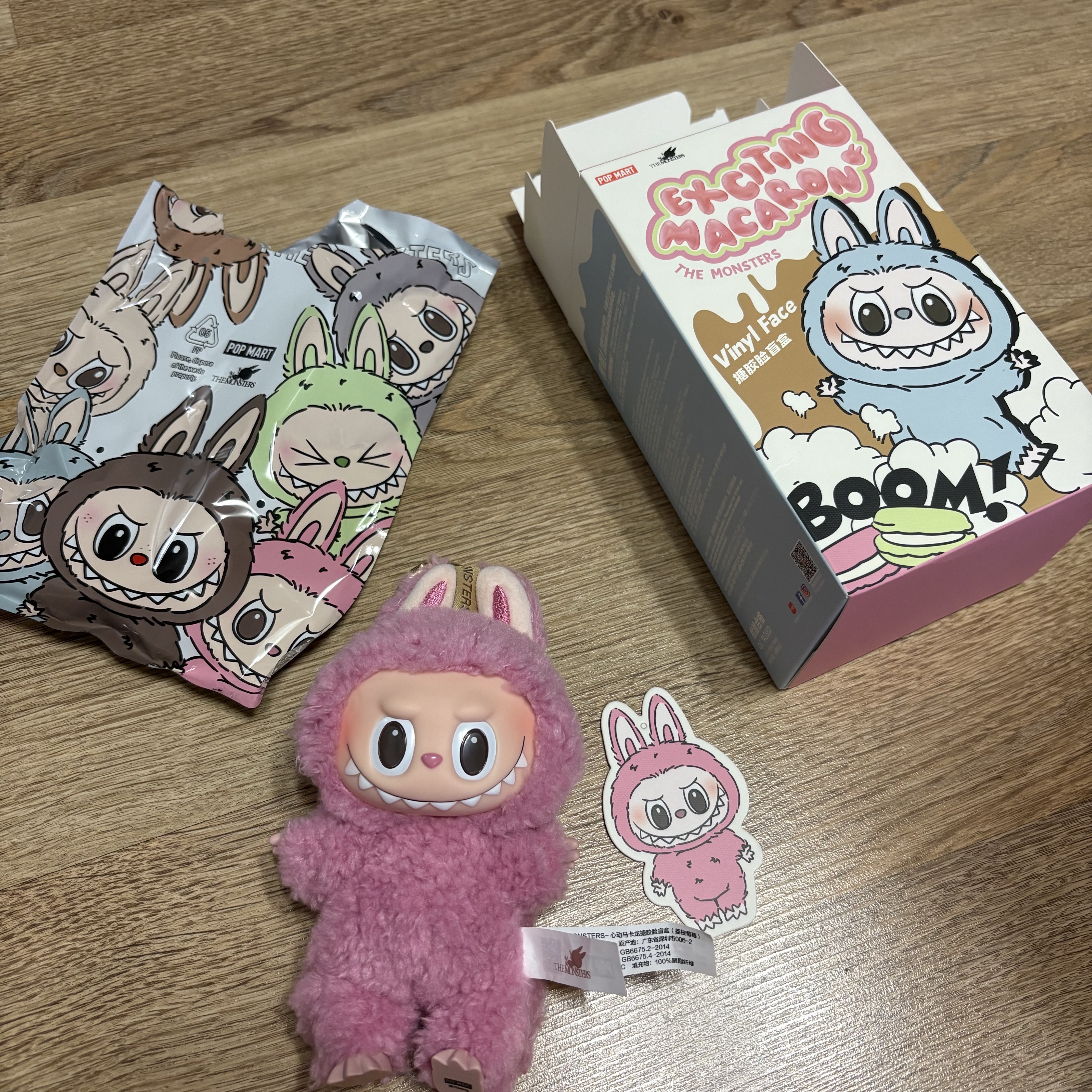 Pop Mart The Monsters Labubu Tasty Macarons Series Sealed Case (1 Blind Box) 착용 스타일