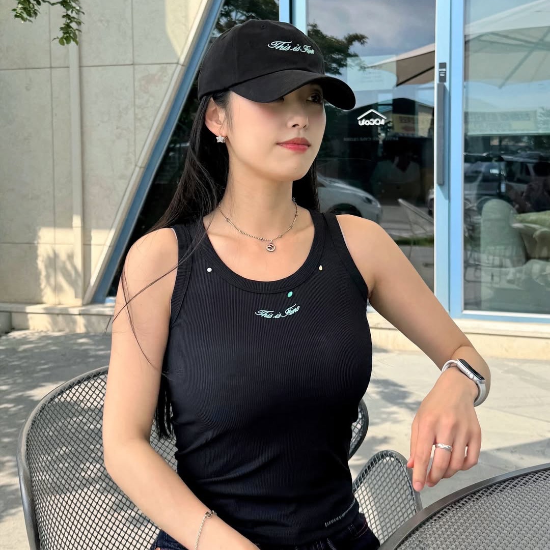 THIS IS FINE Ribbed Sleeveless Top Black, THIS IS FINE Signature Ball Cap Black 착용 스타일 - 2