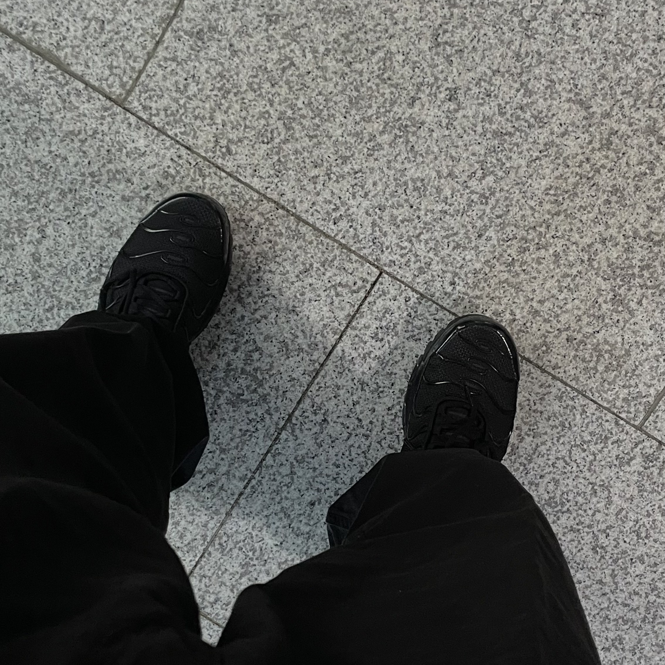 Nike Air Max Plus Triple Black 착용 스타일 - 1