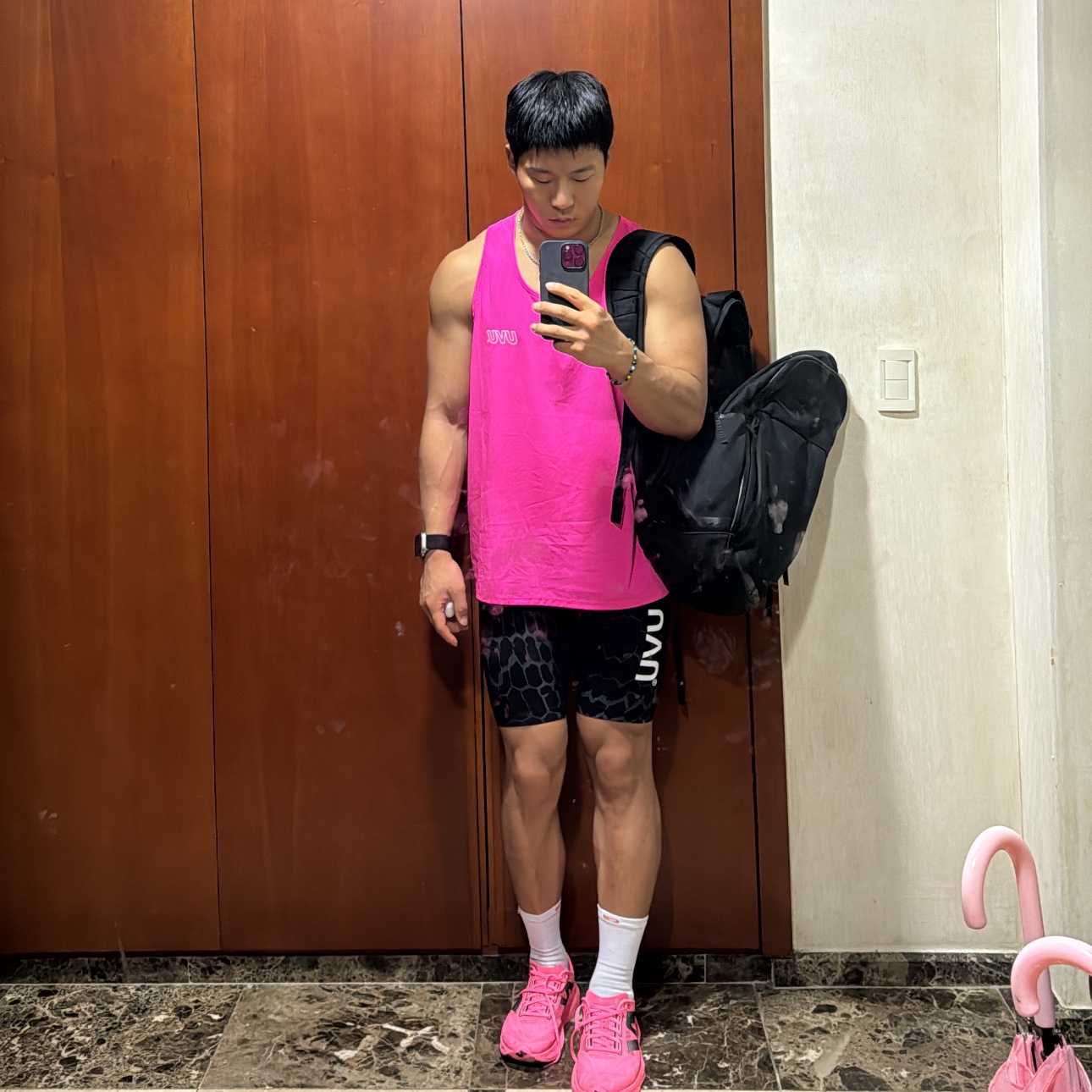 UVU Running Vest Pink, New Balance Fuelcell Rebel v4 Ultra Pink Black - D Standard 착용 스타일