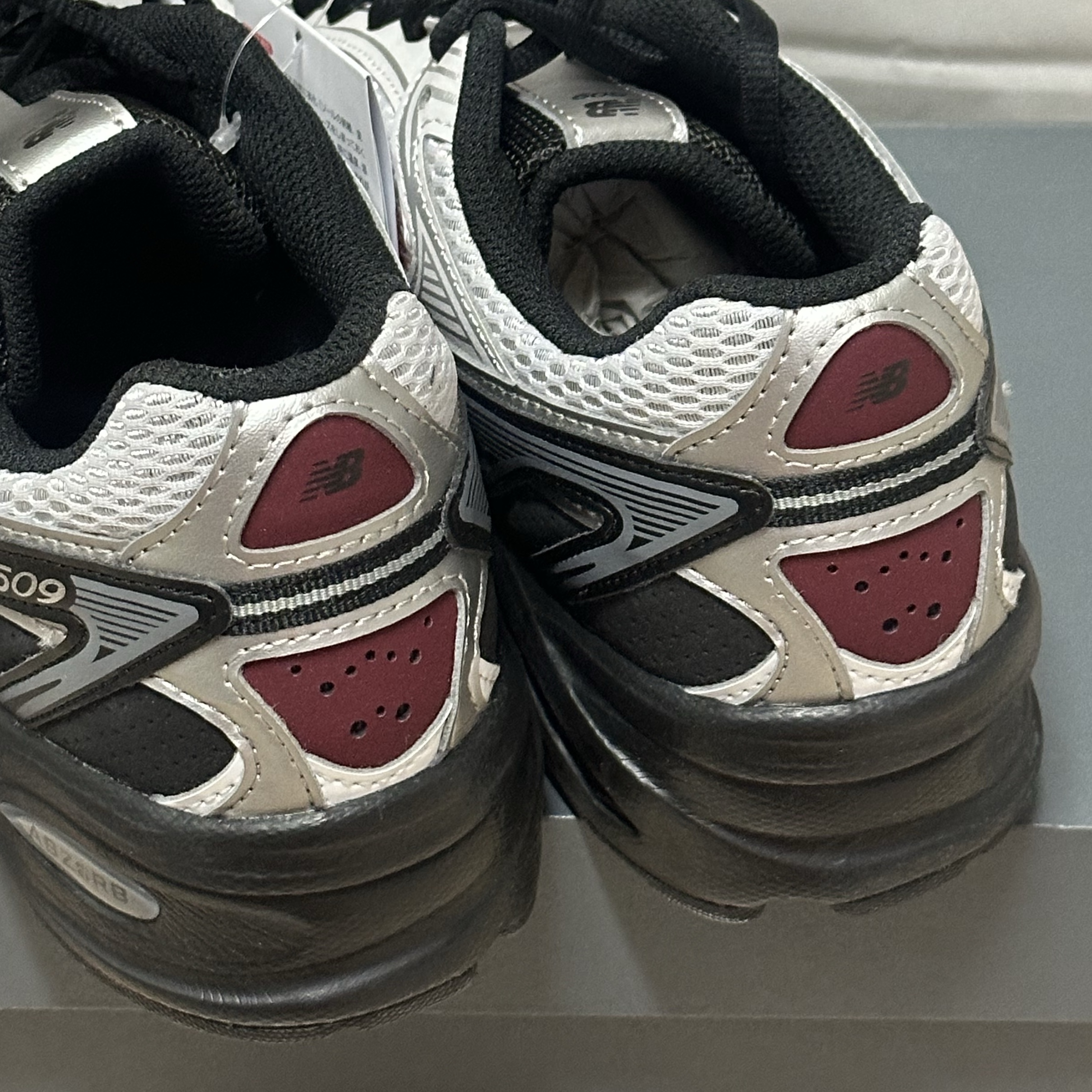 New Balance 509 Black Gray 착용 스타일 - 3