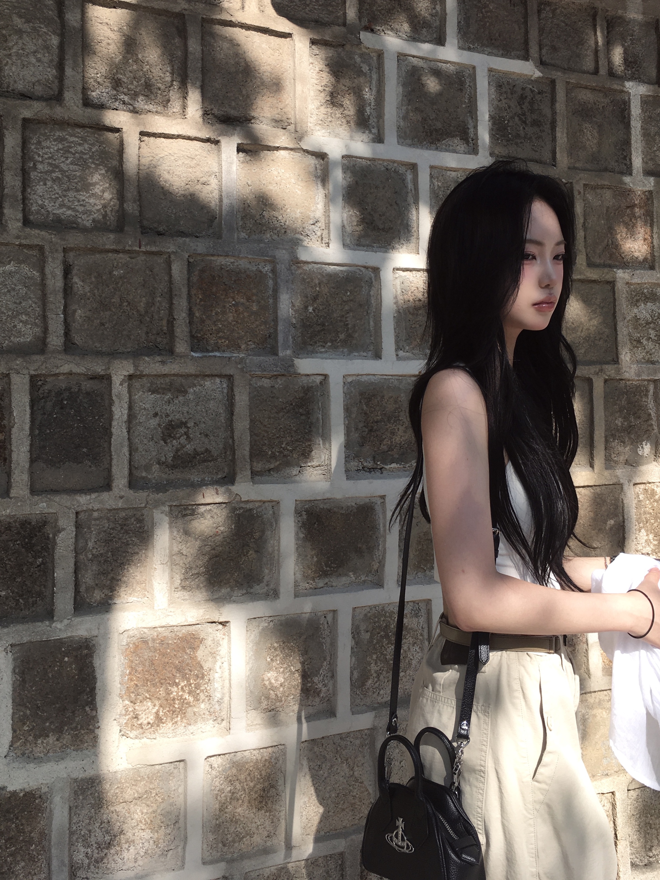Vivienne Westwood Re-Vegan Grain Mini Yasmine Bag Black 착용 스타일