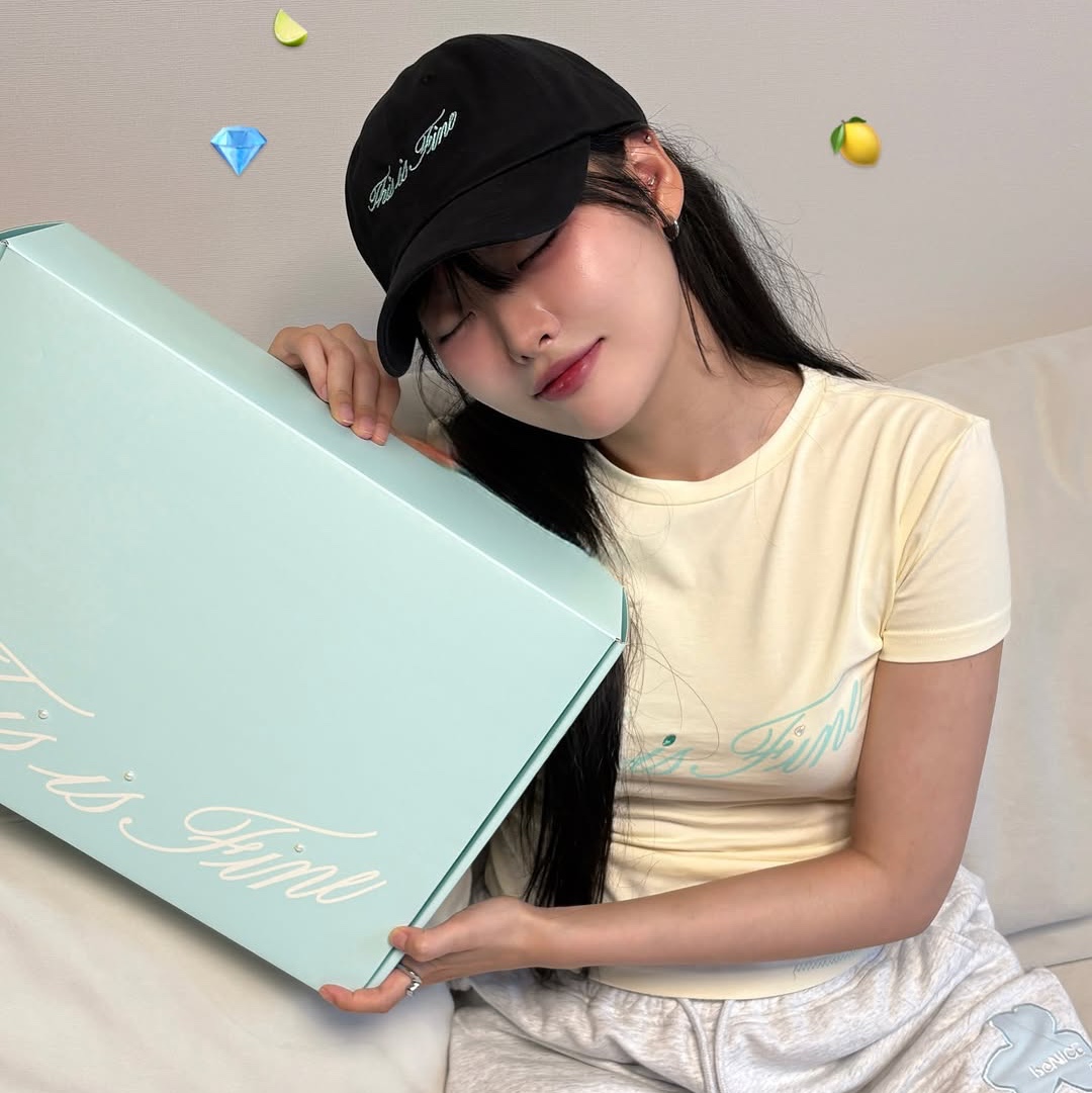 THIS IS FINE Cropped Signature Tee Cream, THIS IS FINE Signature Ball Cap Black 착용 스타일 - 4