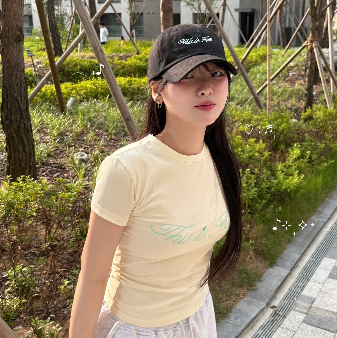 THIS IS FINE Cropped Signature Tee Cream, THIS IS FINE Signature Ball Cap Black 착용 스타일 - 3