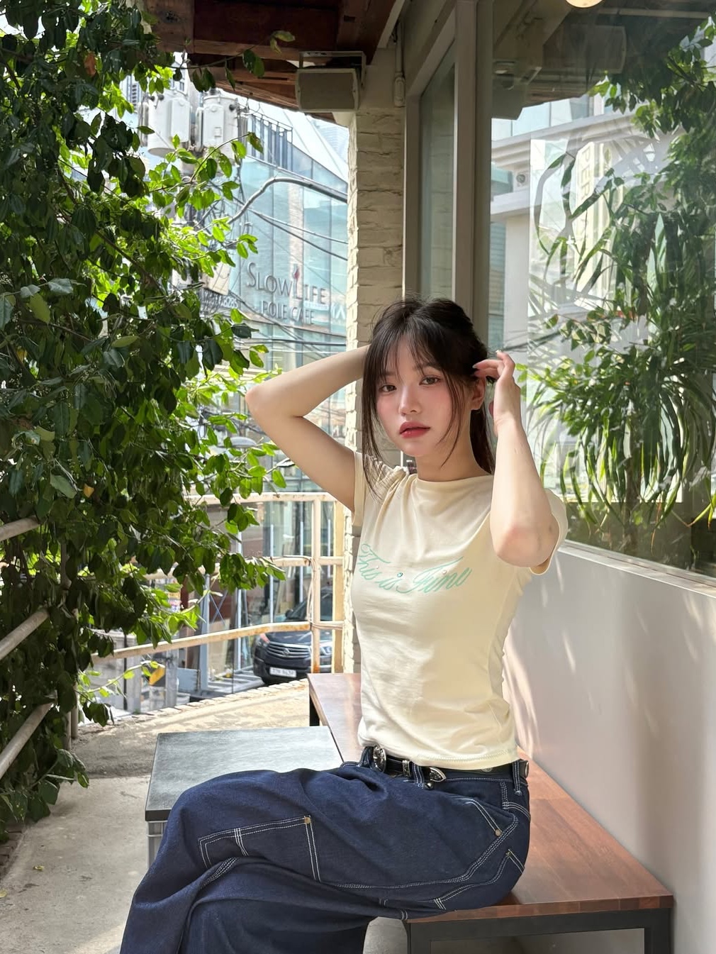 THIS IS FINE Cropped Signature Tee Cream 착용 스타일 - 3
