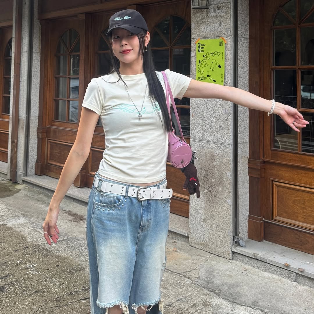 THIS IS FINE Cropped Signature Tee Cream, THIS IS FINE Signature Ball Cap Black 착용 스타일 - 5