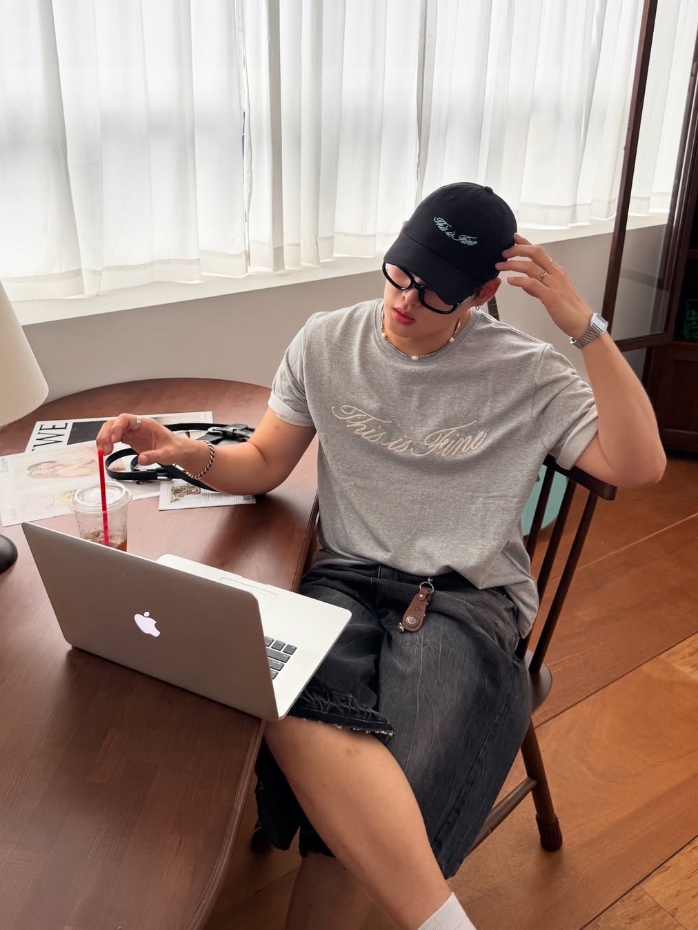THIS IS FINE Oversized Signature Tee Sportif Gray, THIS IS FINE Signature Ball Cap Black 착용 스타일 - 5
