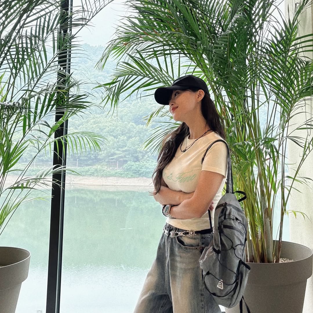 THIS IS FINE Cropped Signature Tee Cream, THIS IS FINE Signature Ball Cap Black 착용 스타일 - 6