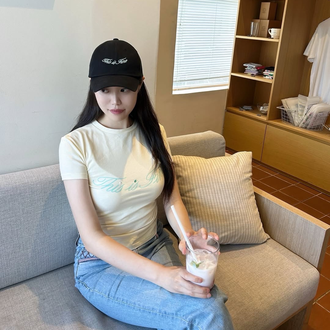THIS IS FINE Cropped Signature Tee Cream, THIS IS FINE Signature Ball Cap Black 착용 스타일 - 2