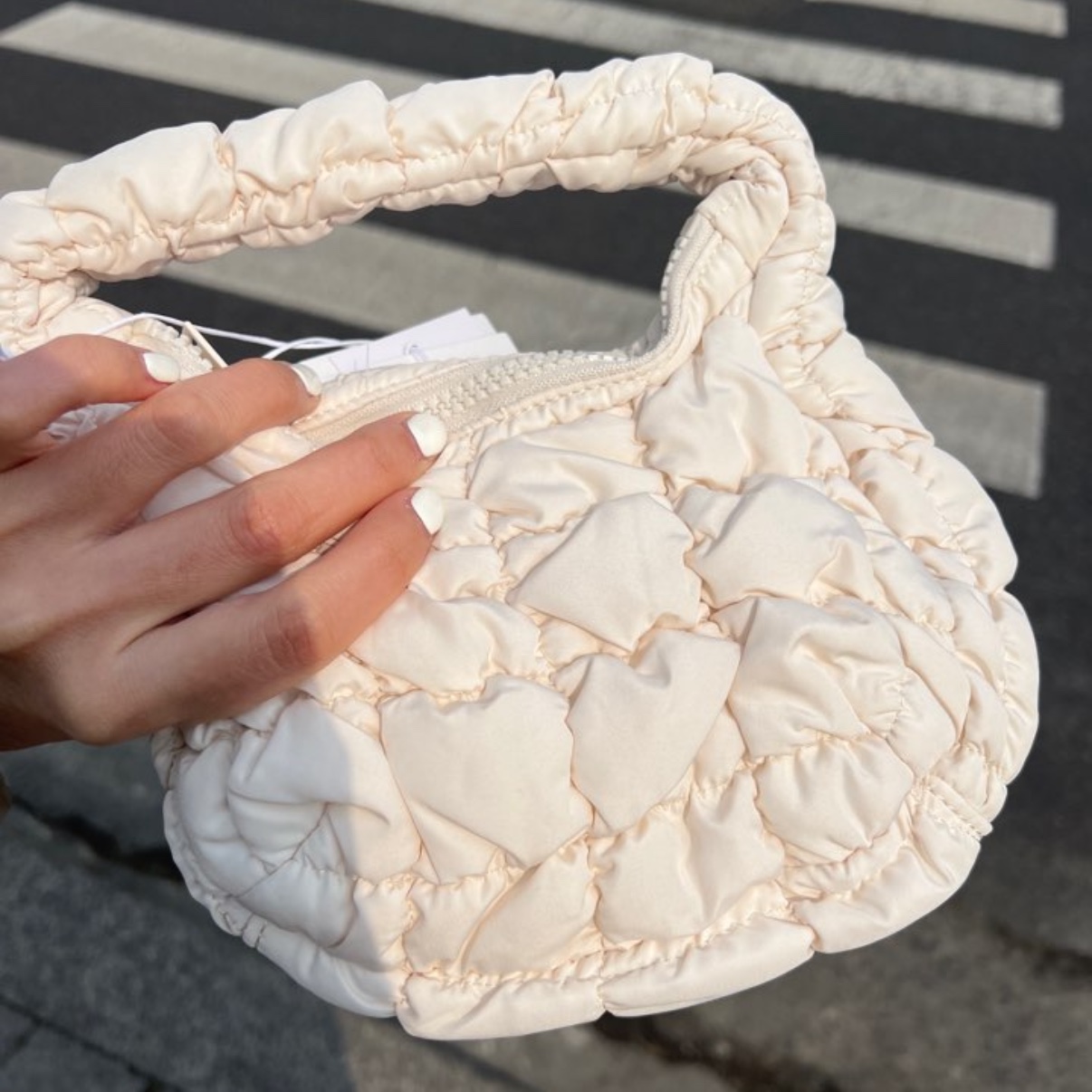 COS Quilted Micro Bag Off White 착용 스타일