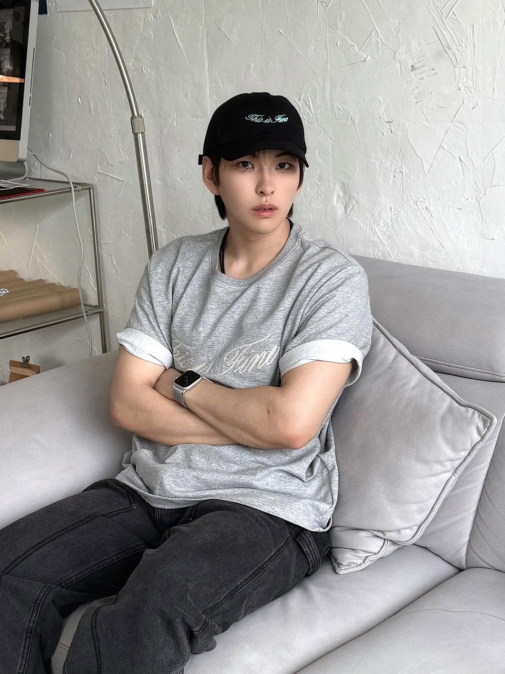 THIS IS FINE Signature Ball Cap Black, THIS IS FINE Oversized Signature Tee Sportif Gray 착용 스타일 - 5