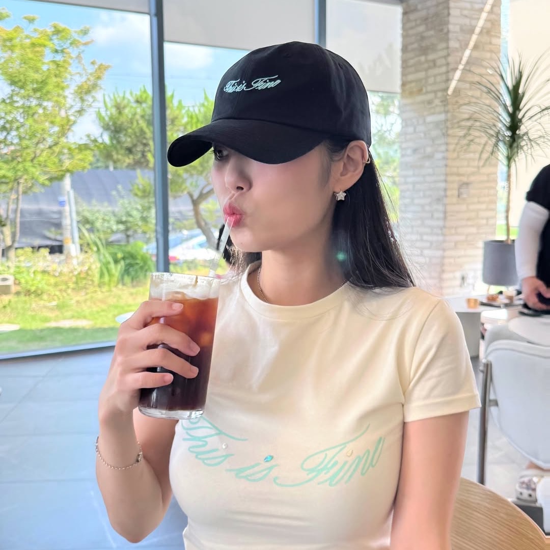 THIS IS FINE Cropped Signature Tee Cream, THIS IS FINE Signature Ball Cap Black 착용 스타일 - 3