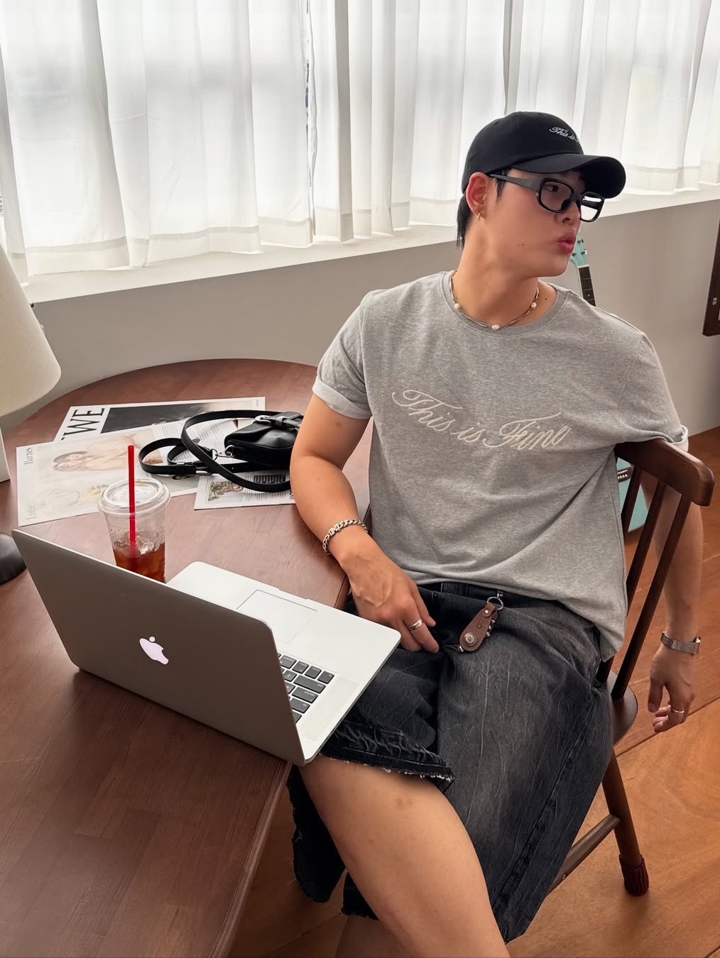 THIS IS FINE Oversized Signature Tee Sportif Gray, THIS IS FINE Signature Ball Cap Black 착용 스타일 - 4