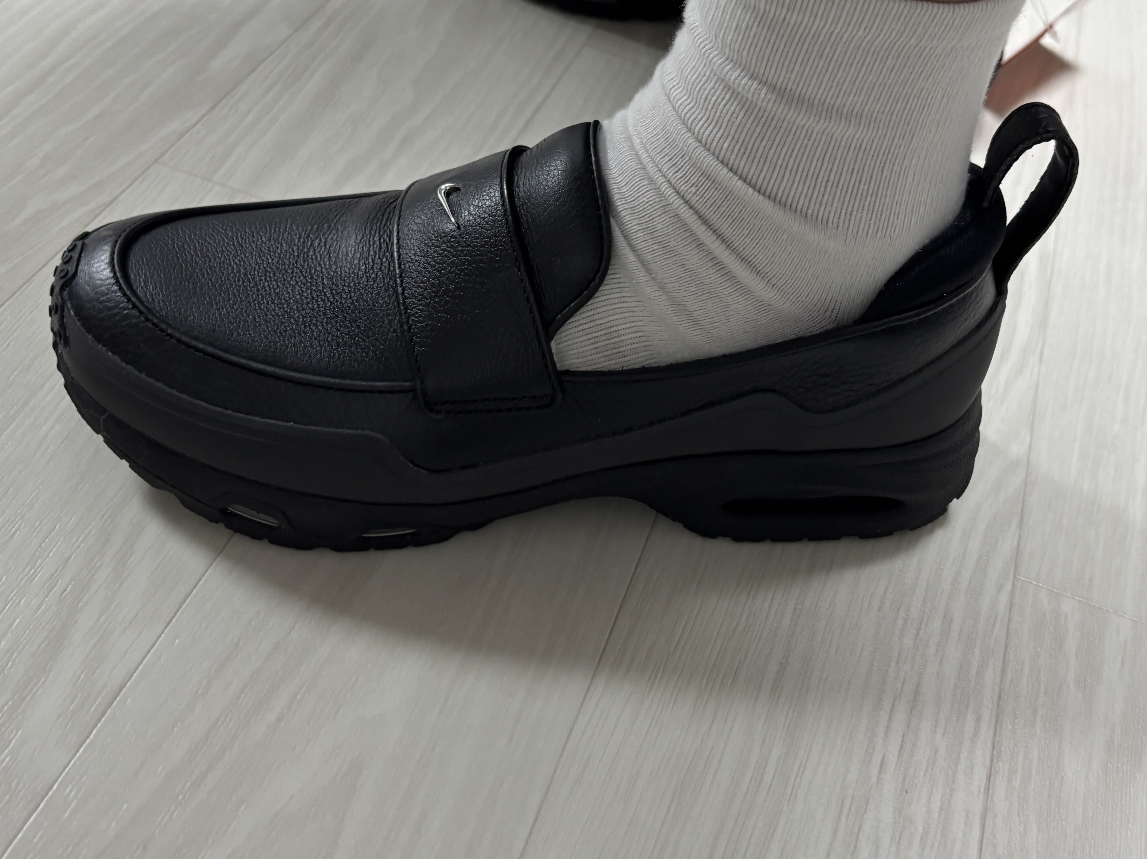 (W) Nike x SWDC Air Max Phenomena Black Metallic Silver 착용 스타일 - 2