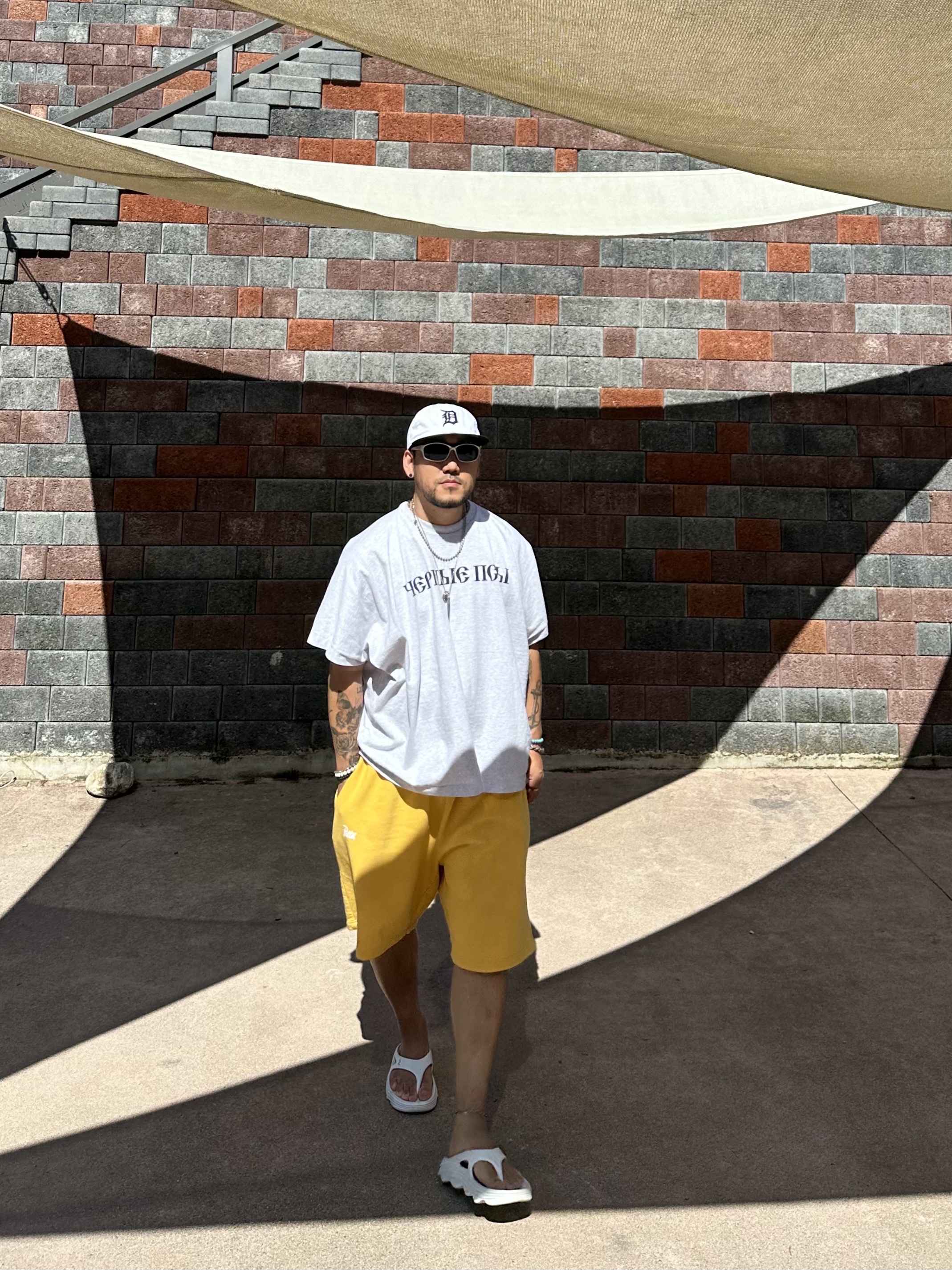 New Era x Thisisneverthat TNT RC950 Dettig Ball Cap Off White, Yeezy x Gosha Rubchinskiy YZY Black Dogs T-Shirt Heather Grey 착용 스타일 - 5