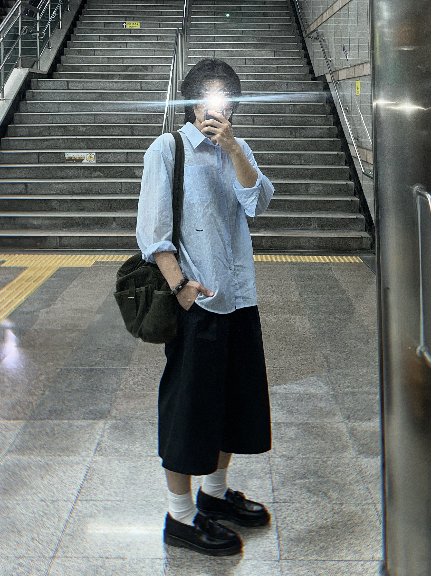 Amomento Two Tuck Wide Shorts Charcoal, Dr. Martens Adrian Smooth Black 착용 스타일 - 1