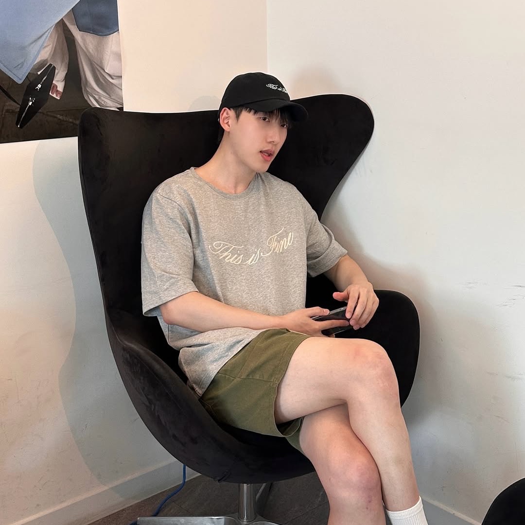 THIS IS FINE Oversized Signature Tee Sportif Gray, THIS IS FINE Signature Ball Cap Black 착용 스타일 - 4